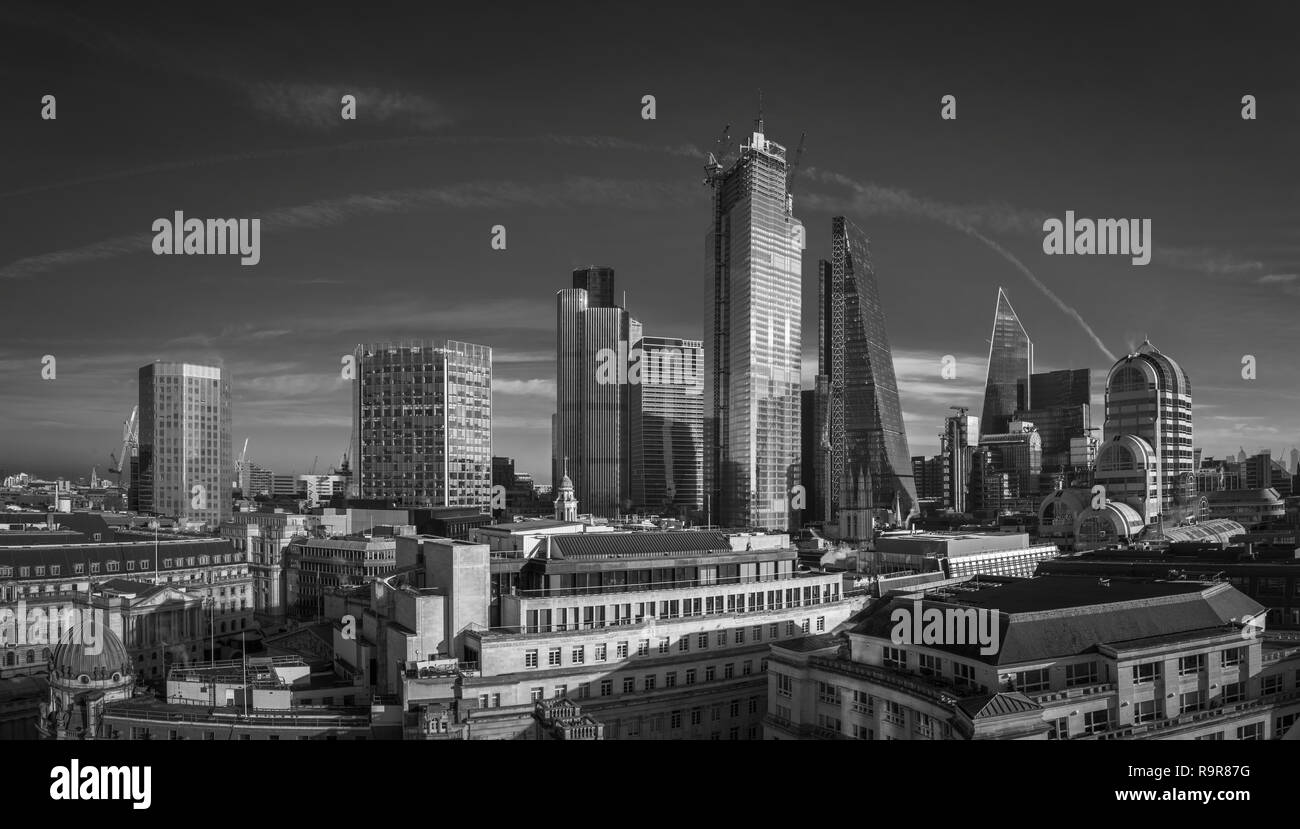 Vue panoramique de la ville de London financial district skyline gratte-ciel moderne emblématique avec les immeubles de bureaux Banque D'Images