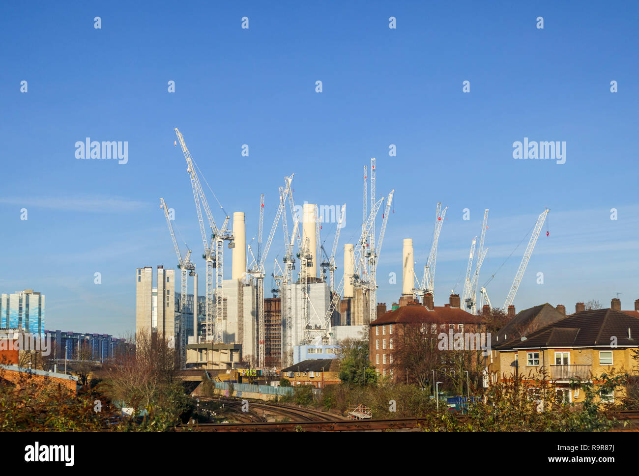 Grues à tour blanche entourent la célèbre Battersea Power Station désaffectée réaménagée pour des usages mixtes et appartements de luxe haut de gamme Banque D'Images