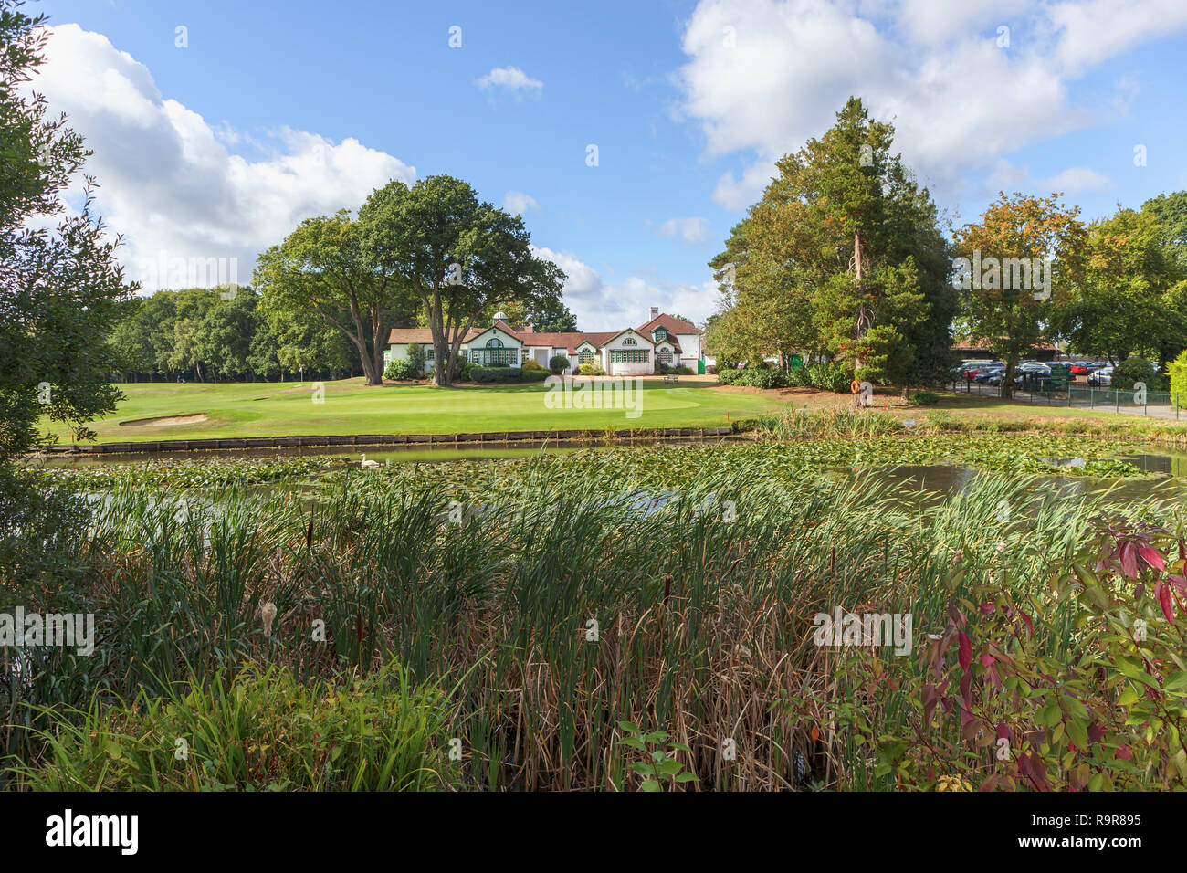 Le mode de vie de loisirs:prestigieux Woking Golf Club à Pond Road, Hook Heath, Woking, Surrey, au sud-est de l'Angleterre, avec clubhouse et motifs sur une journée ensoleillée Banque D'Images