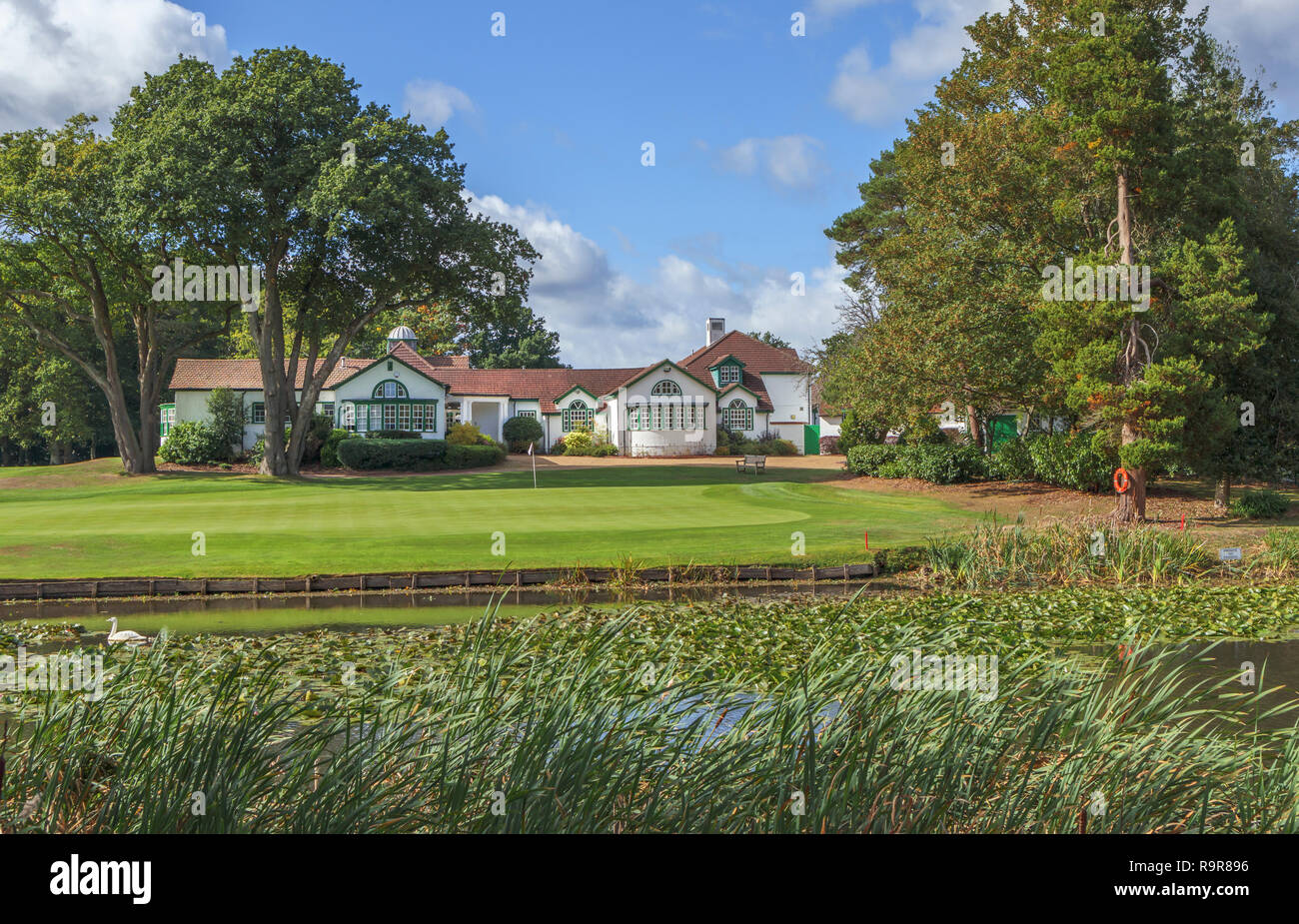 Le mode de vie de loisirs:prestigieux Woking Golf Club à Pond Road, Hook Heath, Woking, Surrey, au sud-est de l'Angleterre, avec clubhouse et motifs sur une journée ensoleillée Banque D'Images