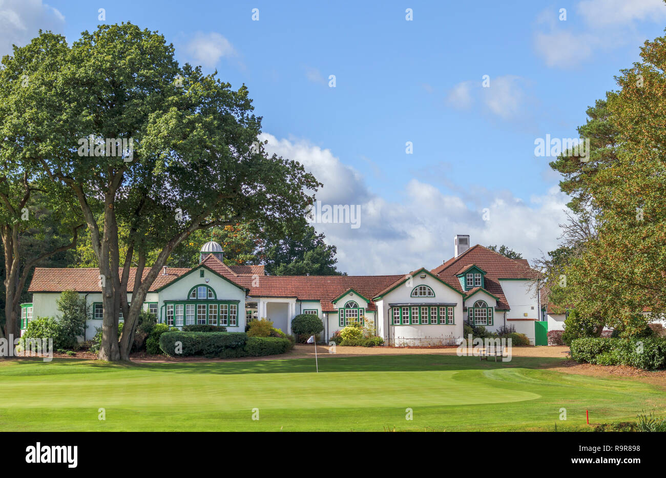 Le mode de vie de loisirs:prestigieux Woking Golf Club à Pond Road, Hook Heath, Woking, Surrey, au sud-est de l'Angleterre, avec clubhouse et motifs sur une journée ensoleillée Banque D'Images