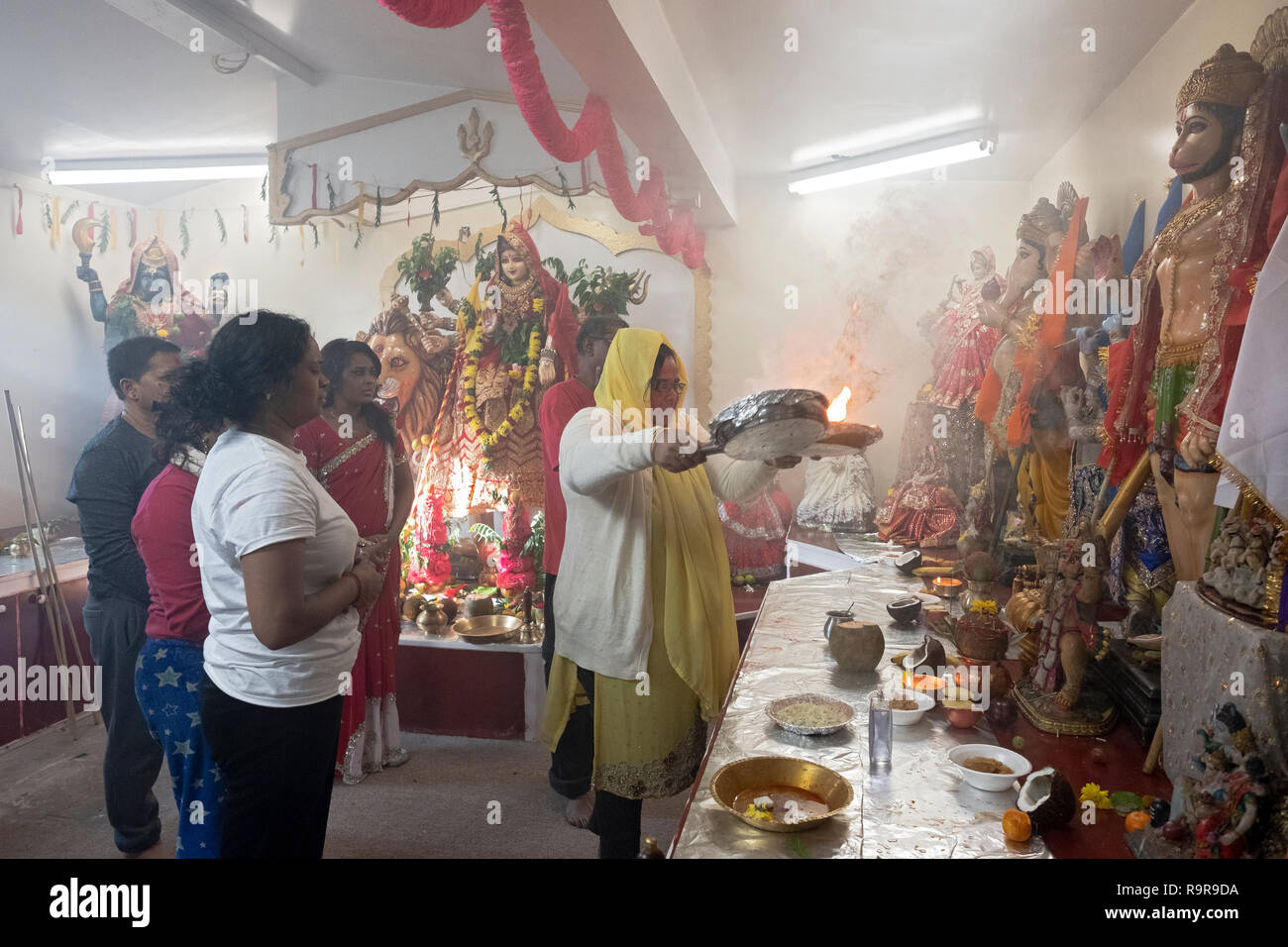 Une pieuse femme hindoue holding des offrandes aux dieux dans un temple en Jamaïque, Queens, New York. Banque D'Images