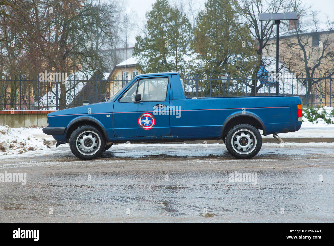 Cesis, ville de la Lettonie. Blu Retro Volkswagen Caddy MK1 à lapin, la rue. Fabriqué en Allemagne 1970. Photo de voyage urbain 2018, décembre. Banque D'Images