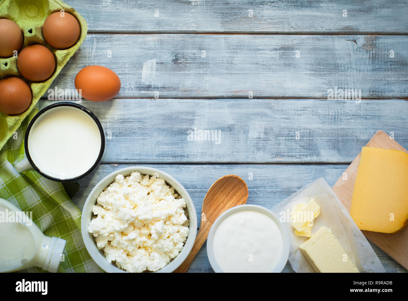 Produits laitiers sur table en bois. Le fromage cottage, la crème, lait, oeuf, fromage et beurre. Top View with copy space Banque D'Images