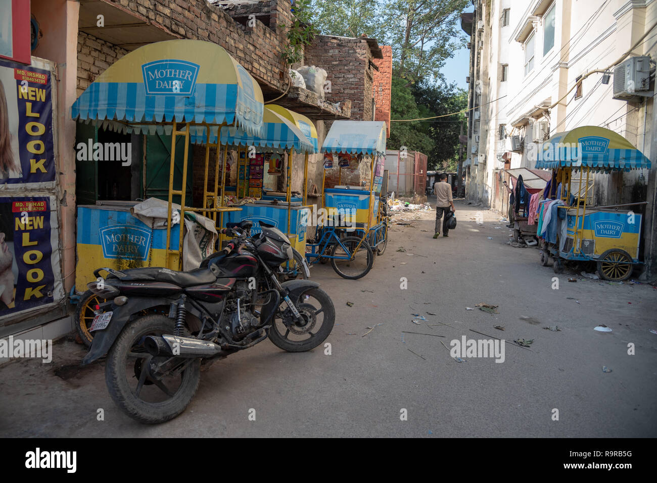 Les charrettes de la crème glacée Lait mère sans rouler dans une rue latérale, New Delhi, Inde Banque D'Images