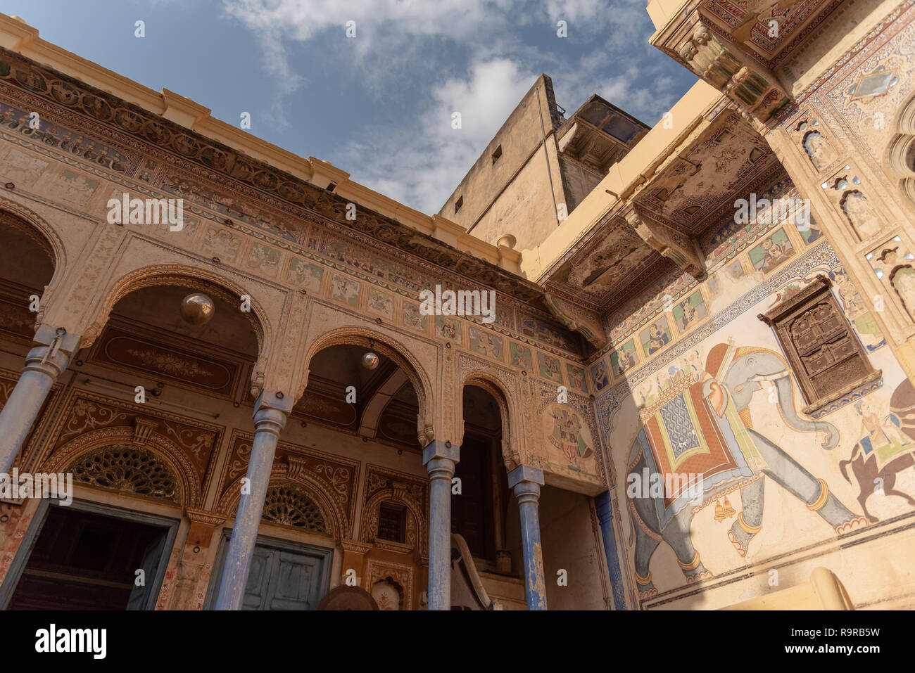Fresques traditionnelles complexes peints sur les murs d'une ancienne Haveli dans Madawa, Rajasthan, INDE Banque D'Images