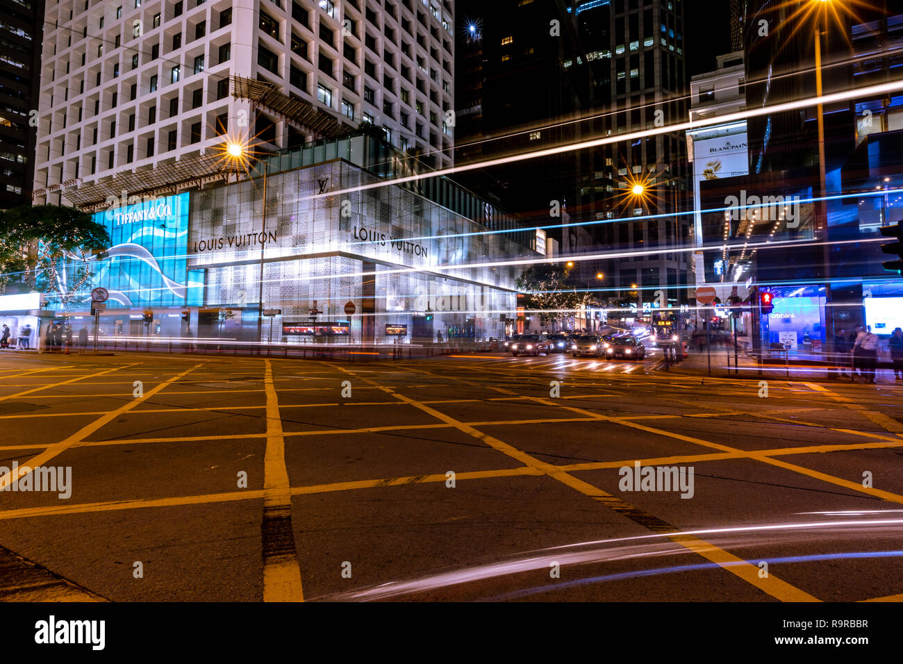 Central, Hong Kong - 30 novembre 2018 : Hong Kong Central Business District de nuit avec piste de lumière Banque D'Images