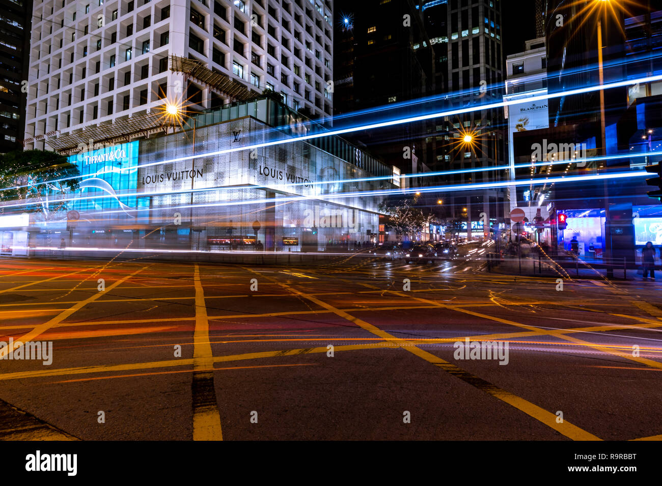 Central, Hong Kong - 30 novembre 2018 : Hong Kong Central Business District de nuit avec piste de lumière Banque D'Images