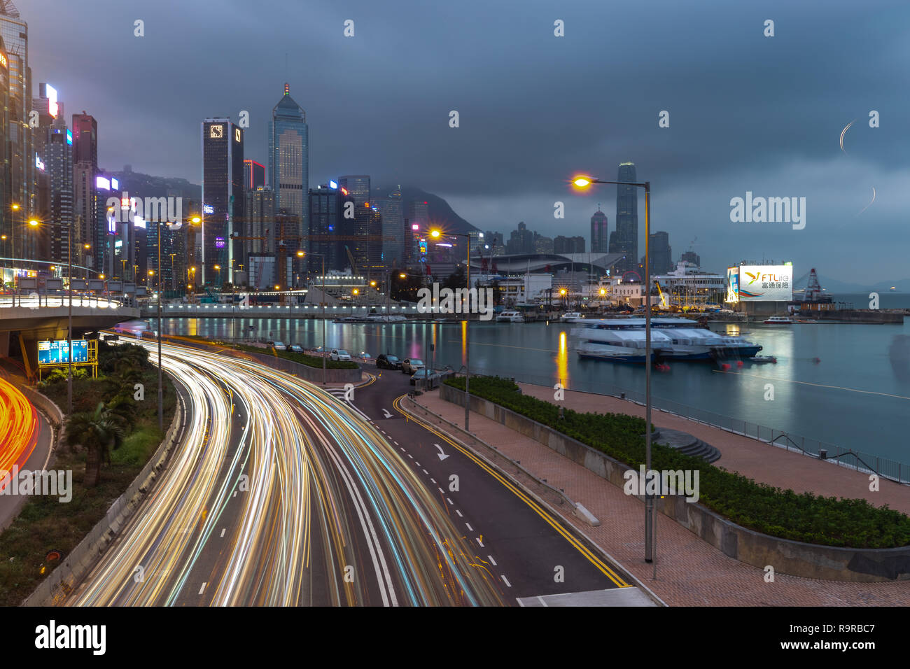 Causeway Bay, Hong Kong - Décembre 05, 2018 : Hong Kong Central Business District de nuit avec piste de lumière Banque D'Images