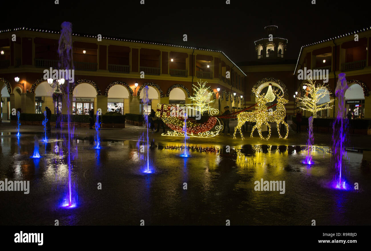 MILAN, ITALIE, 21 décembre 2018 - un centre commercial 'erravalle' Sortie le 25 jours de nuit, près de Milan, Italie Banque D'Images