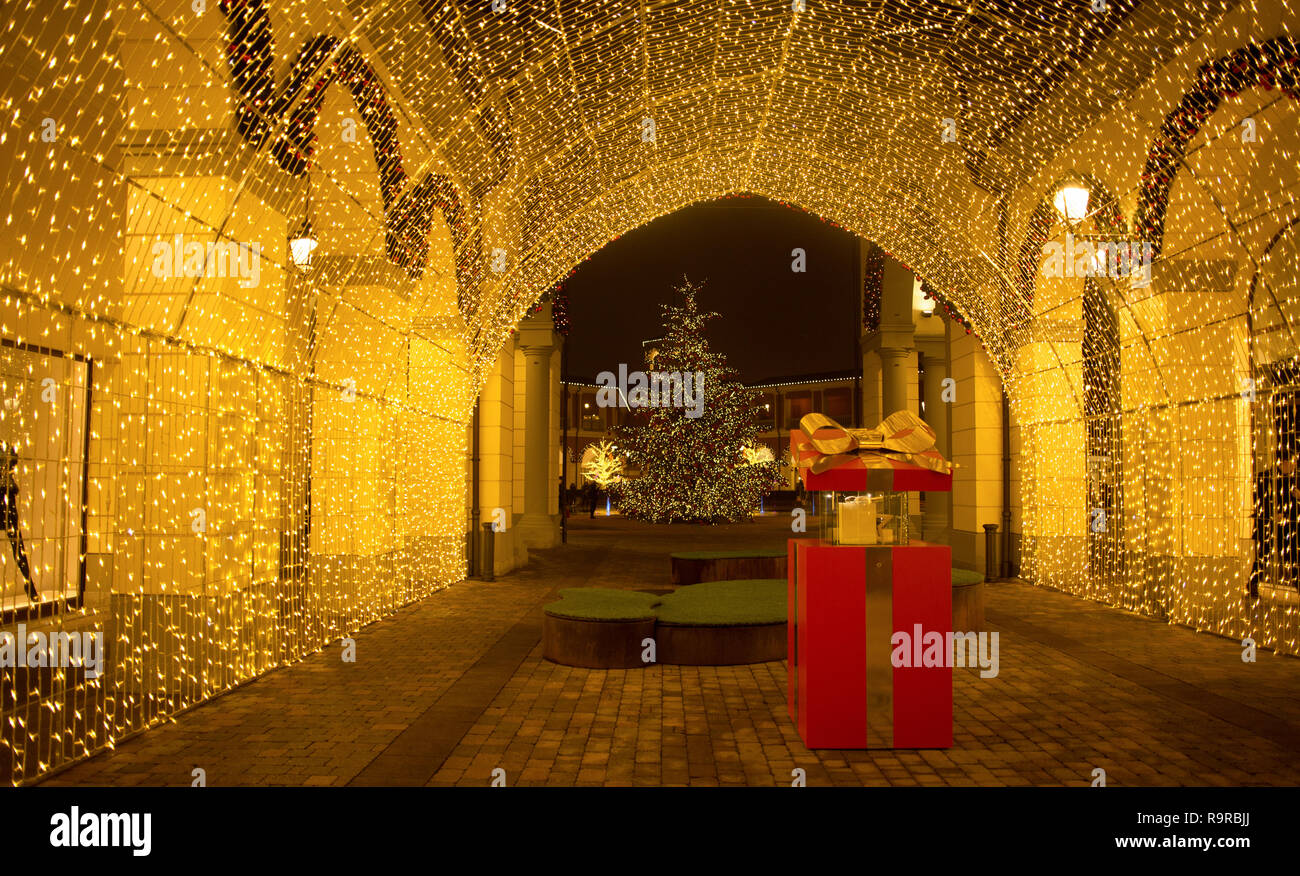 MILAN, ITALIE, 21 décembre 2018 - Vue d'un tunnel de lumière dans erravalle «' sortie centre commercial sur le temps de Noël, près de Milan, Italie. Banque D'Images