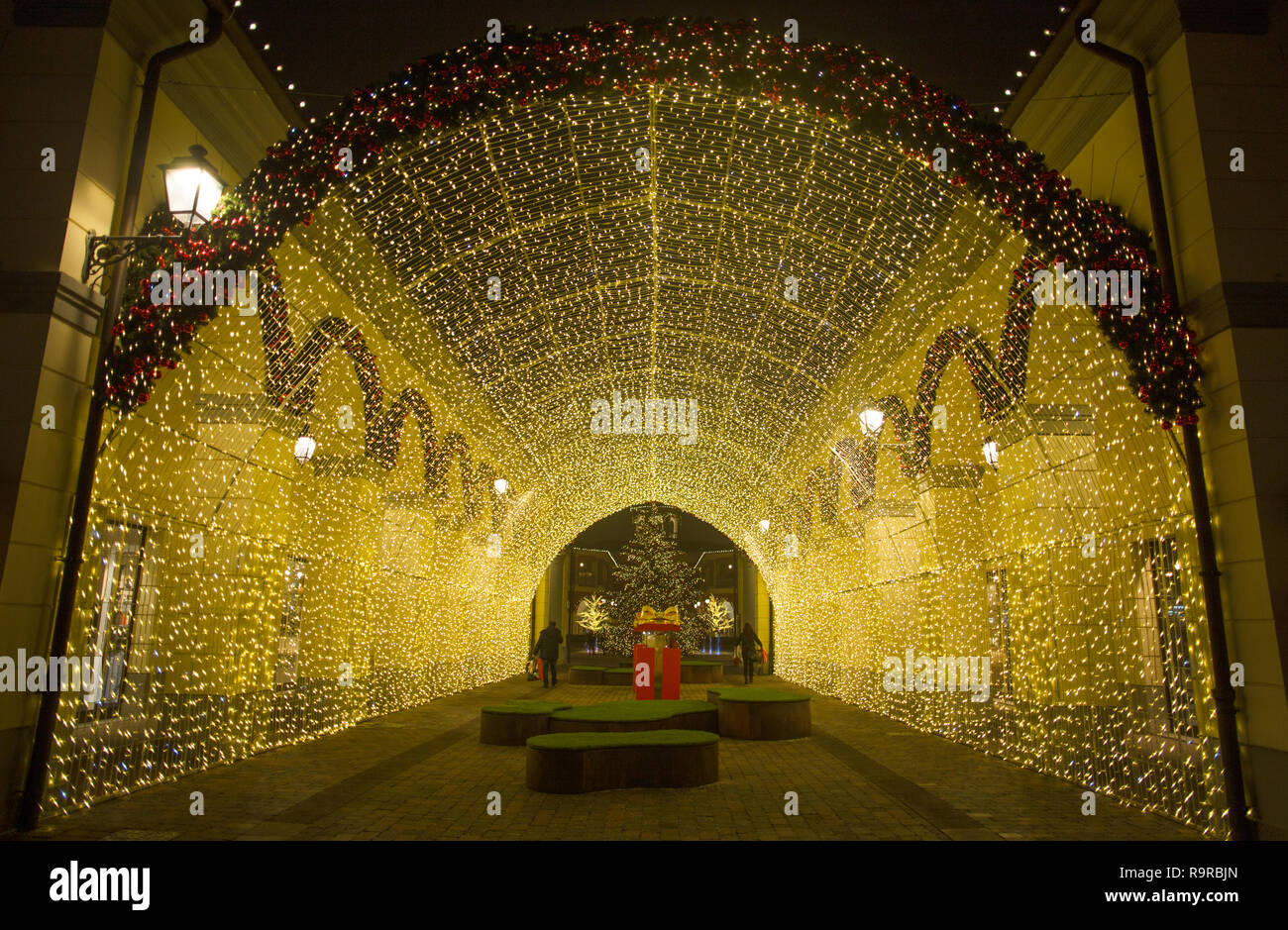 MILAN, ITALIE, 21 décembre 2018 - Vue d'un tunnel de lumière dans erravalle «' sortie centre commercial sur le temps de Noël, près de Milan, Italie. Banque D'Images