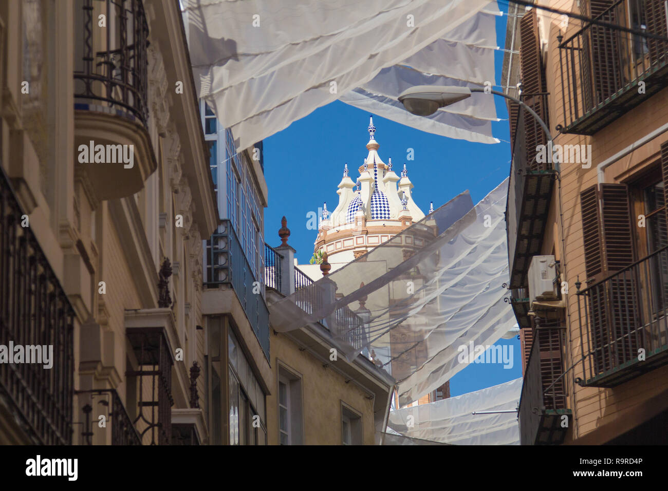 Rideaux d'ombre dans les rues de Séville, Espagne protègent du soleil et de la chaleur. Banque D'Images