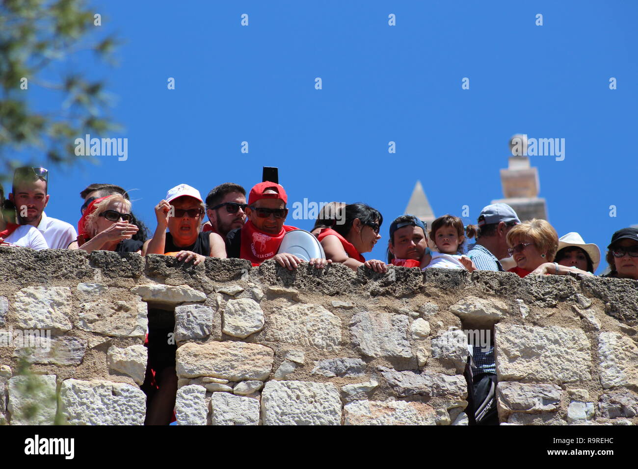 Spectateurs regardant le Los Caballos del Vino à Caravaca de la Cruz de la paroi de la cathédrale. Banque D'Images