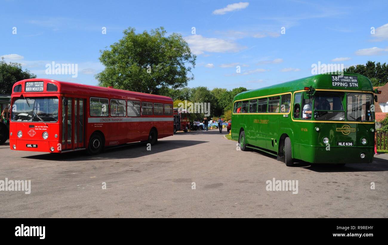 AEC 1970 Swift (à gauche) et 1953 AEC Regal IV (droit) à l'Epping Ongar Railway 2017 Rassemblement véhicules anciens, North Weald, Essex, Royaume-Uni. Banque D'Images