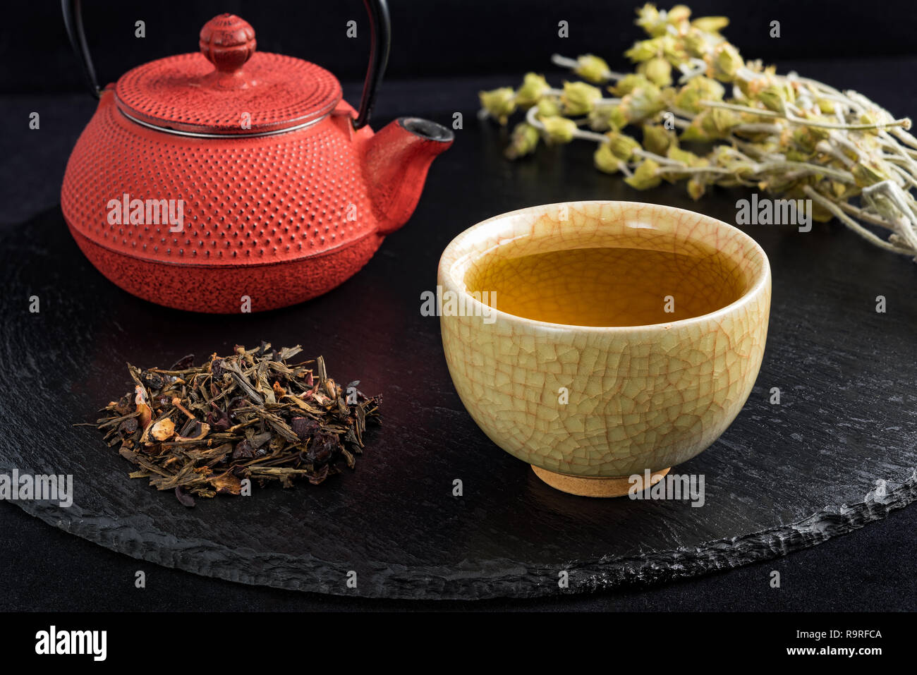 Tasse de thé et un style traditionnel chinois théière rouge sur noir plat avec plateau à sec Banque D'Images