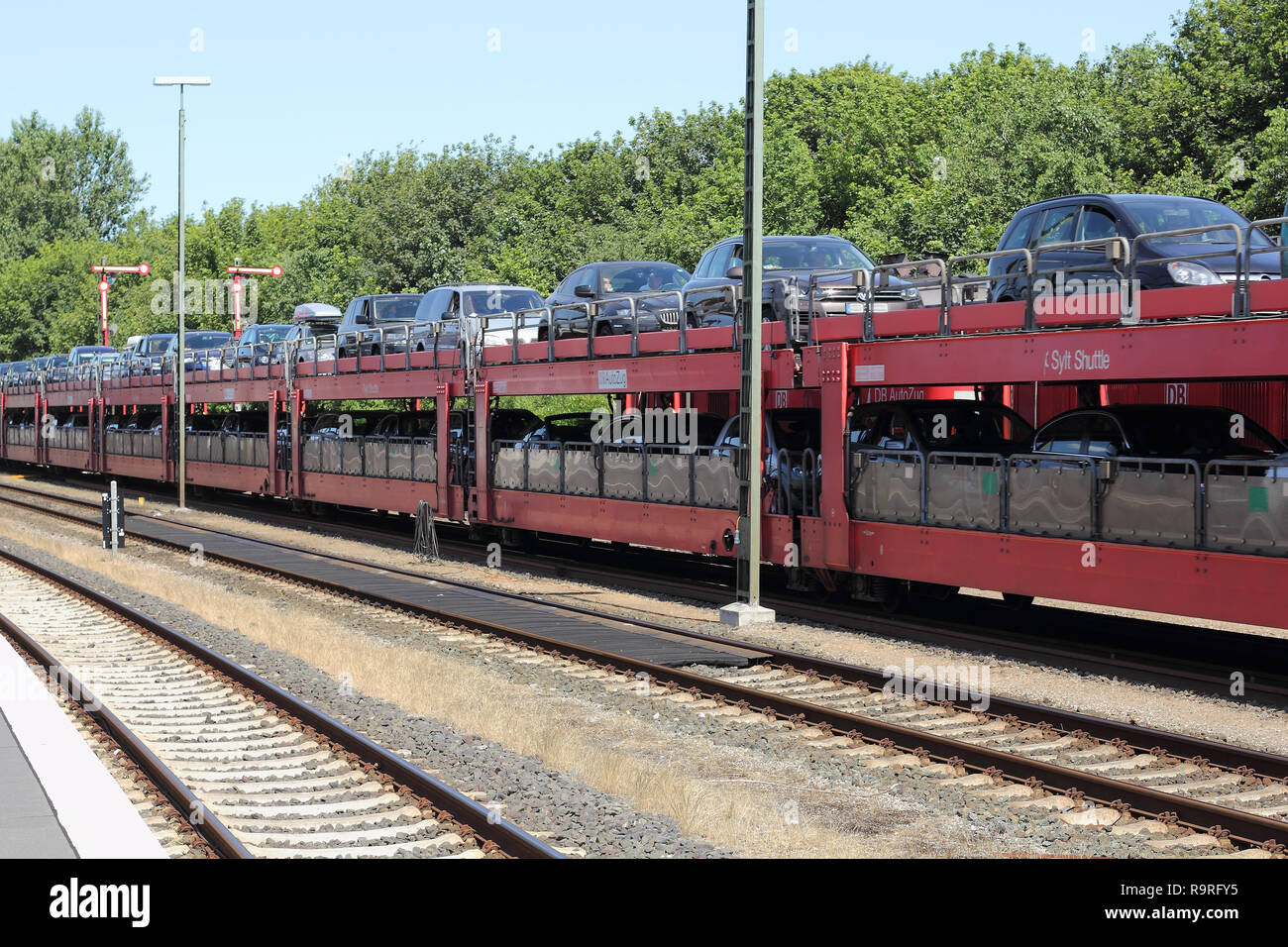 L'arrivée d'un train automatique de l'île de Sylt, dans la station de Niebüll Banque D'Images