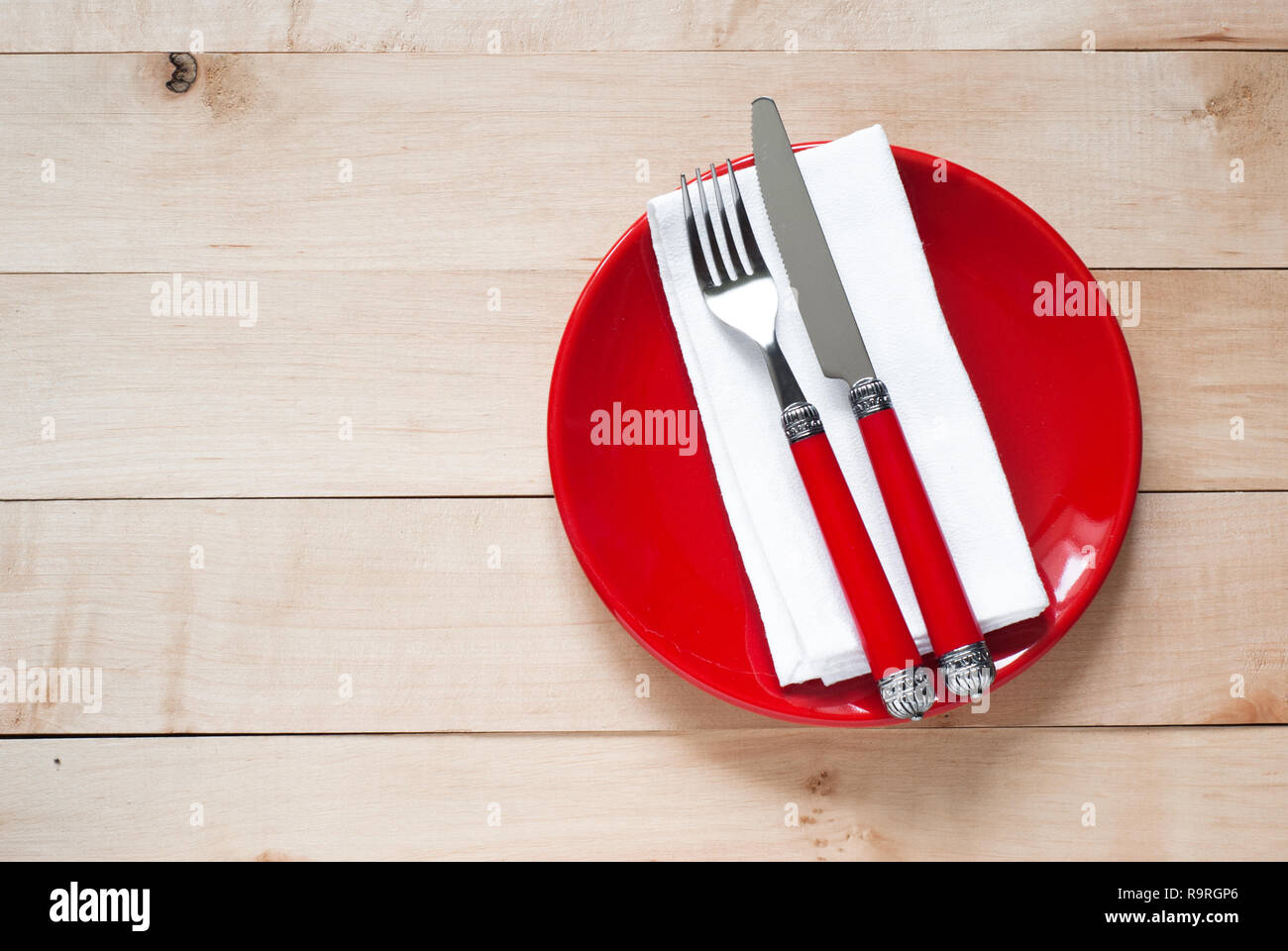 Réglage de la table avec une assiette, des couverts et une serviette en  rouge et blanc. Vue du dessus avec copie espace Photo Stock - Alamy