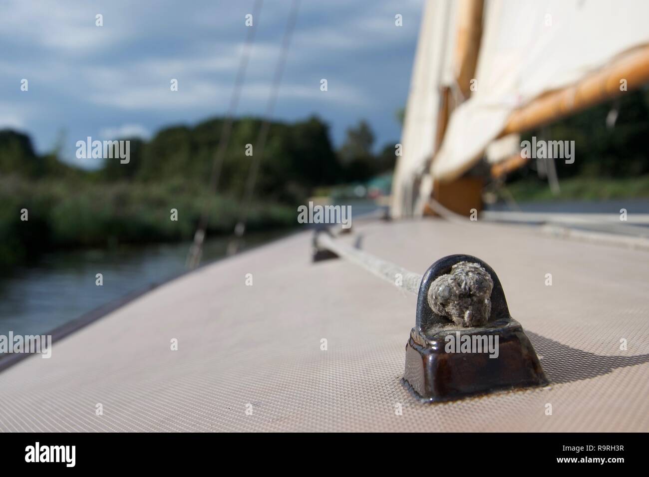 Gros plan d'une corde nouée sur le toit d'un chalet à louer sur une journée ensoleillée Banque D'Images