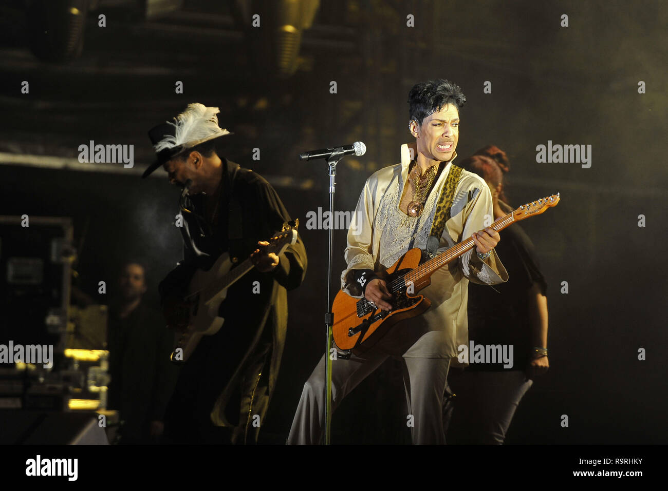 Prince (Prince Rogers Nelson) 'l'artiste anciennement connu sous le nom de Prince', 'TAFKAP' Festival Hop Farm, Paddock Wood, Kent, Angleterre le 3 juillet 2011 en live sur scène en concert concert à la guitare chant CAP/MediaPunch Banque D'Images