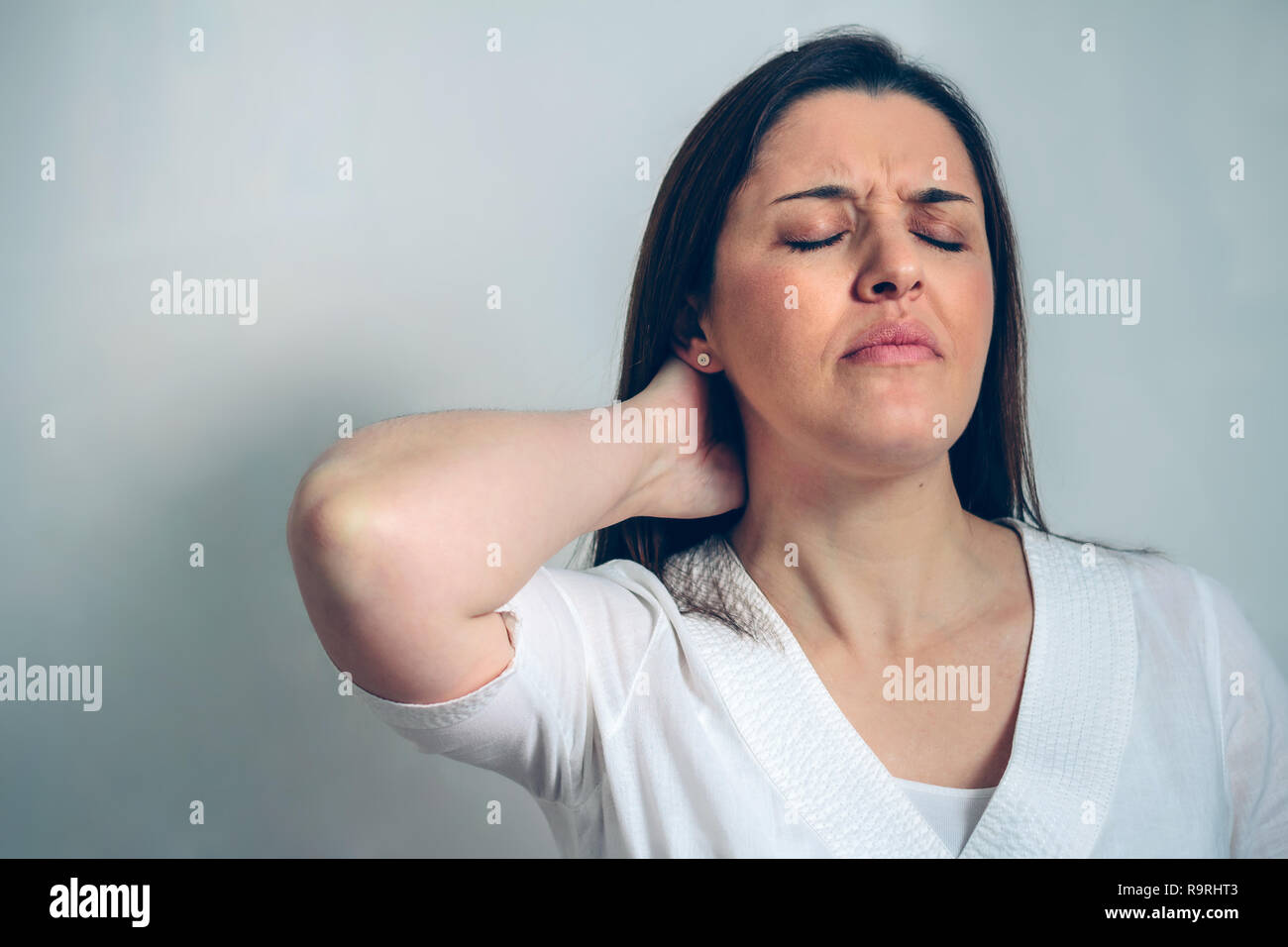 Femme enceinte avec douleur cervicale de toucher son cou Banque D'Images