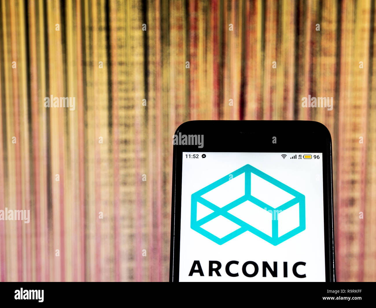 Kiev, Ukraine. 18Th Oct, 2018. Arconic logo de l'entreprise de fabrication vu affichée sur un téléphone intelligent. Crédit : Igor Golovniov SOPA/Images/ZUMA/Alamy Fil Live News Banque D'Images