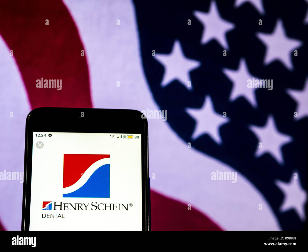 Kiev, Ukraine. 18Th Oct, 2018. Henry Schein logo de l'entreprise vu affichée sur un téléphone intelligent. Crédit : Igor Golovniov SOPA/Images/ZUMA/Alamy Fil Live News Banque D'Images