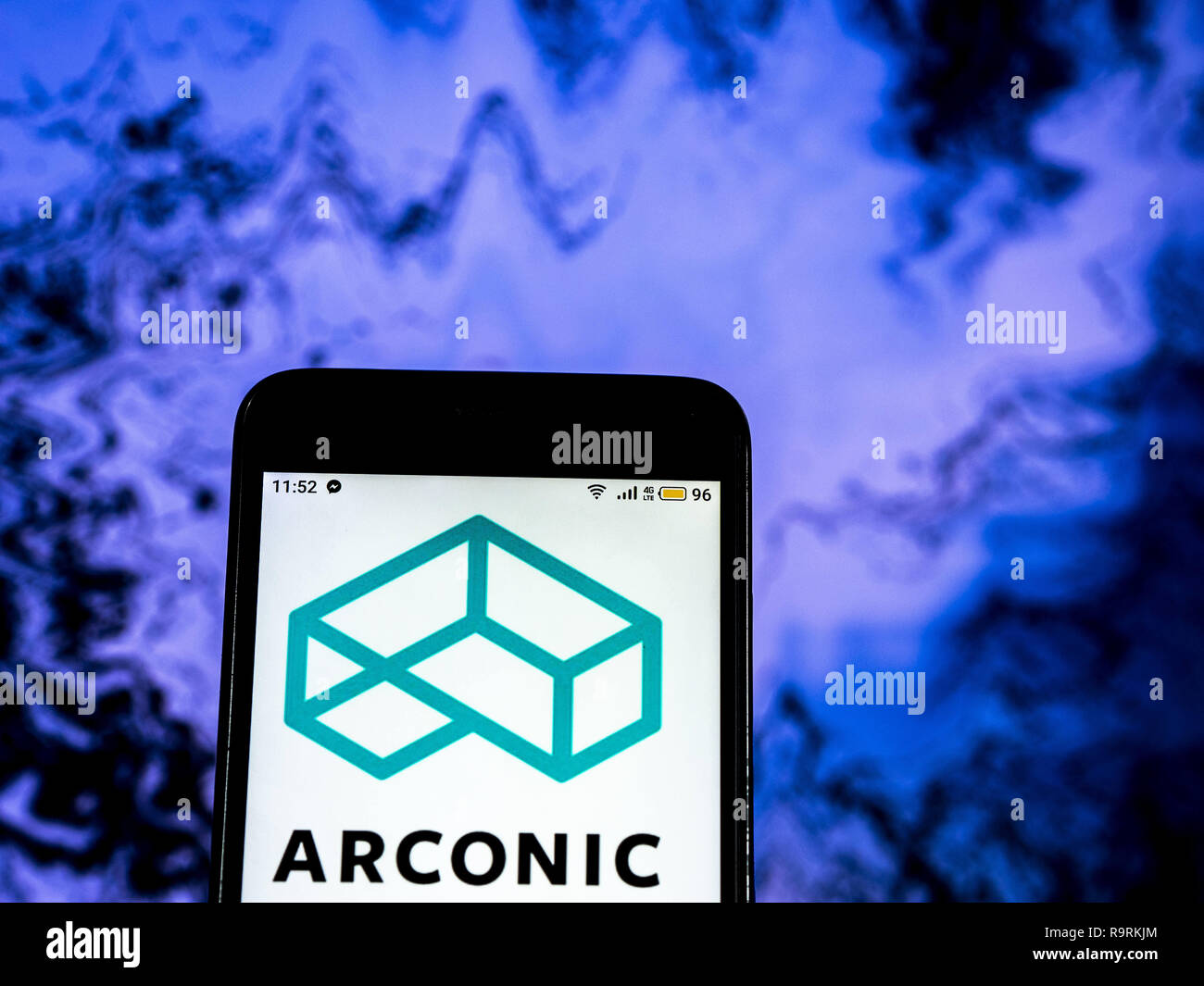 Kiev, Ukraine. 18Th Oct, 2018. Arconic logo de l'entreprise de fabrication vu affichée sur un téléphone intelligent. Crédit : Igor Golovniov SOPA/Images/ZUMA/Alamy Fil Live News Banque D'Images