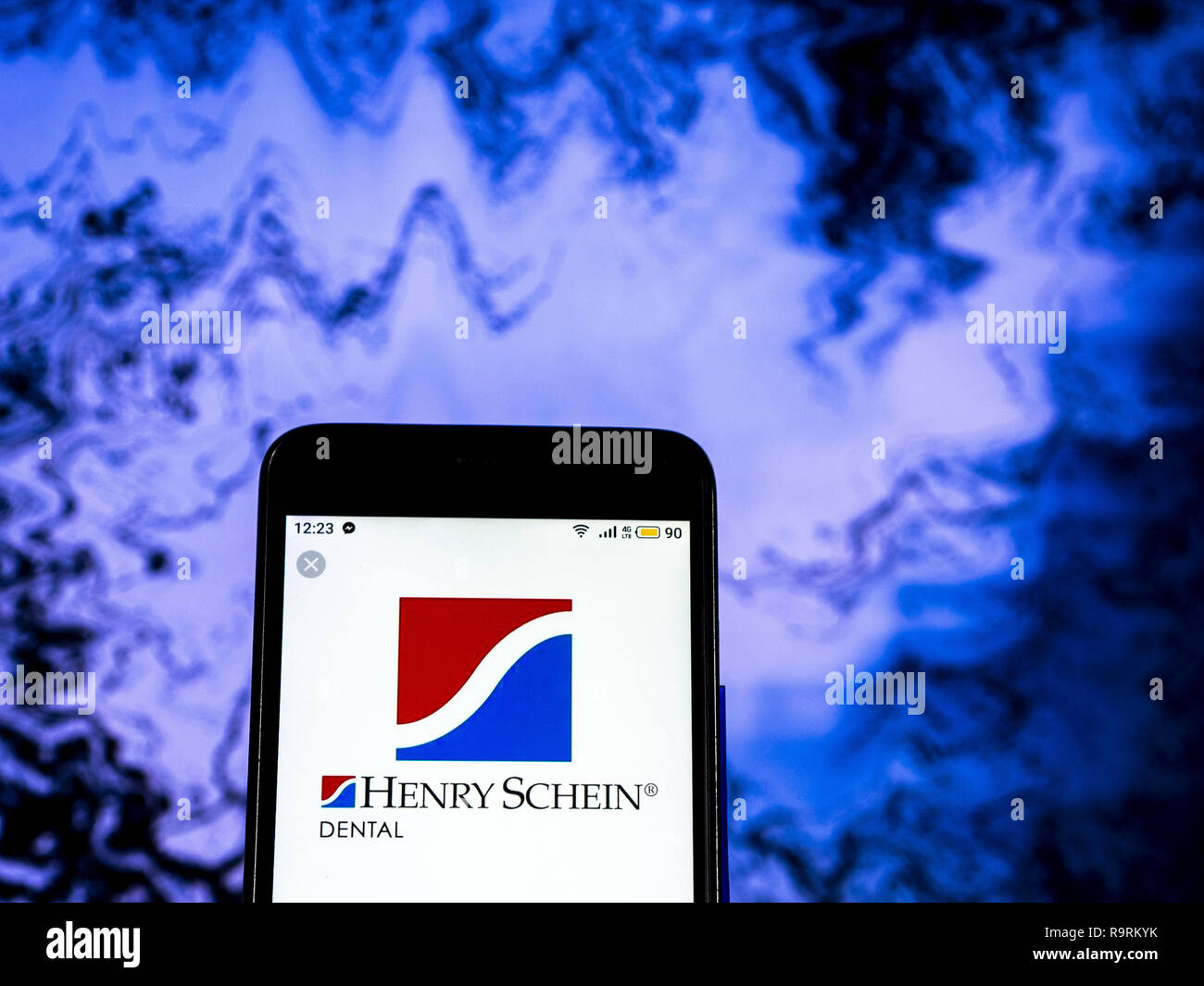 Kiev, Ukraine. 18Th Oct, 2018. Henry Schein logo de l'entreprise vu affichée sur un téléphone intelligent. Crédit : Igor Golovniov SOPA/Images/ZUMA/Alamy Fil Live News Banque D'Images