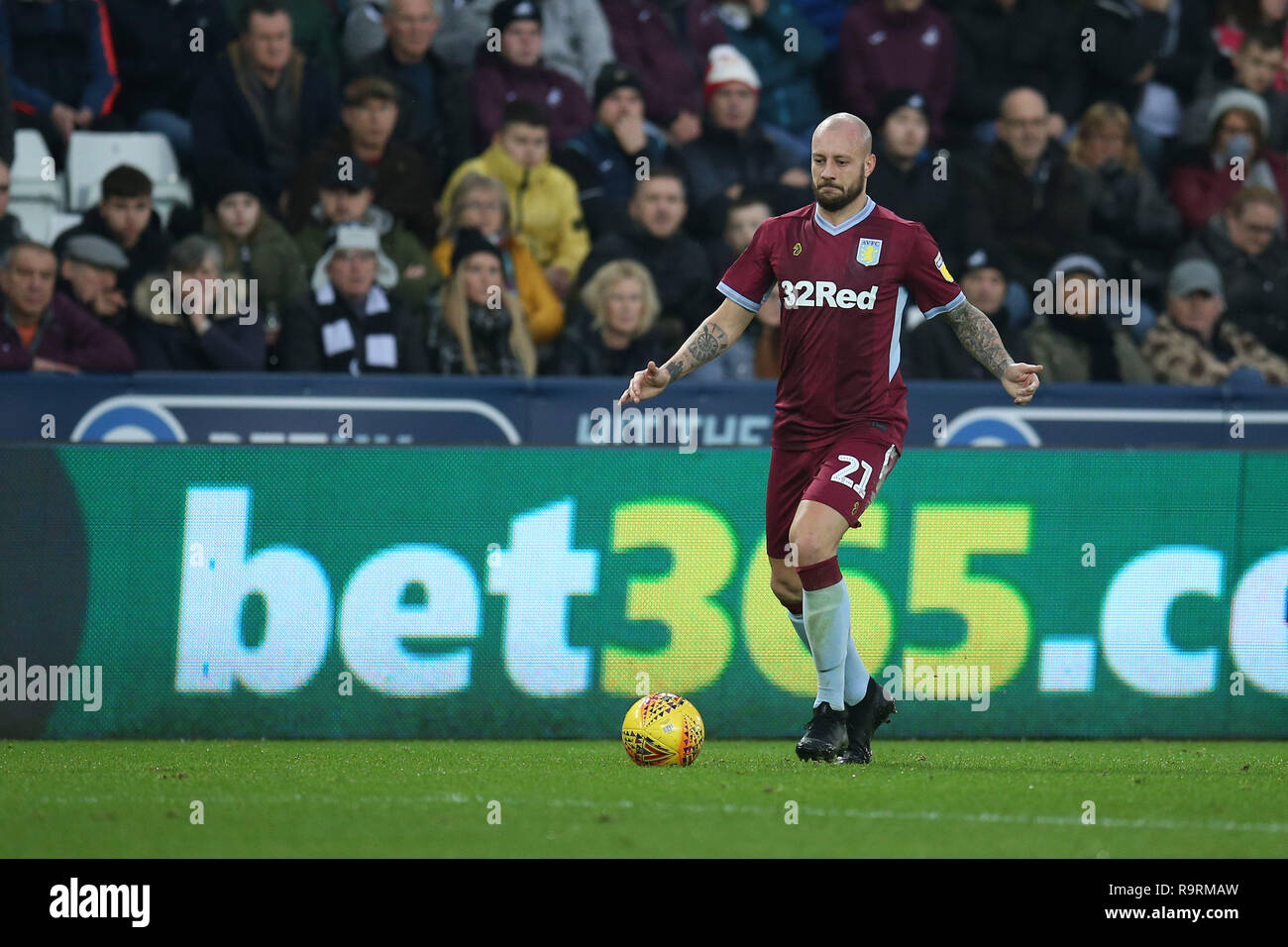 Swansea, Royaume-Uni. Dec 26, 2018. Alan Hutton de Aston Villa en action. Match de championnat Skybet EFL, Swansea City v Aston Villa au Liberty Stadium de Swansea, Pays de Galles du Sud le lendemain, mercredi 26 décembre 2018. Cette image ne peut être utilisé qu'à des fins rédactionnelles. Usage éditorial uniquement, licence requise pour un usage commercial. Aucune utilisation de pari, de jeux ou d'un seul club/ligue/dvd publications. Photos par Andrew Andrew/Verger Verger la photographie de sport/Alamy live news Crédit : Andrew Orchard la photographie de sport/Alamy Live News Banque D'Images