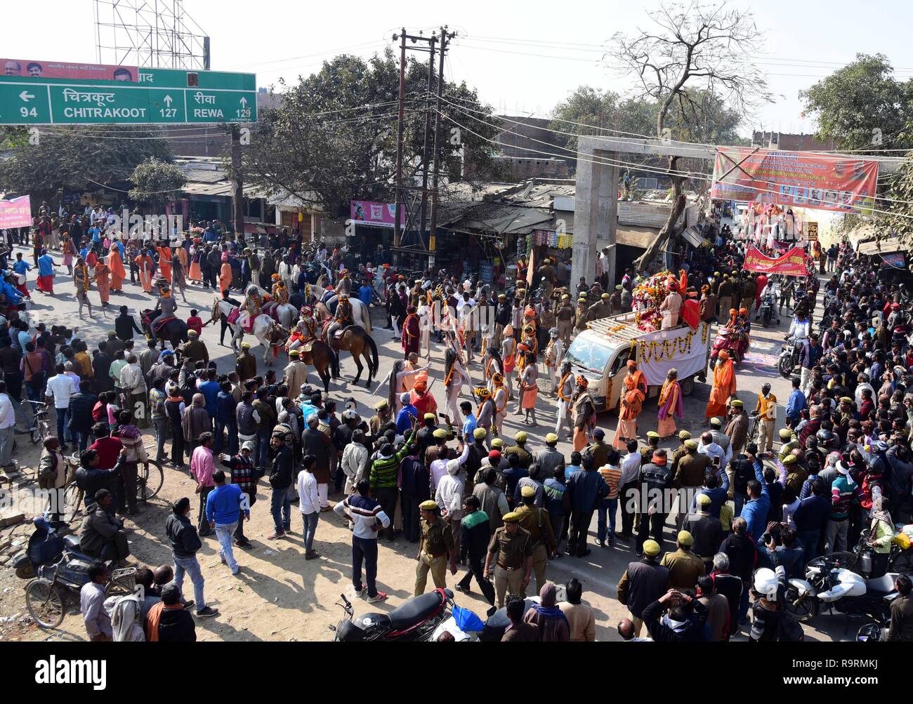 Allahabad, Uttar Pradesh, Inde. Dec 27, 2018. Allahabad : Naga Sadhus de ''Shri Dashnam Ahawan Akhara Shambhu Panch'' prendre part à ''Peshvai'' une procession religieuse lors de Kumbh à Allahabad sur 27-12-2018. Credit : Prabhat Kumar Verma/ZUMA/Alamy Fil Live News Banque D'Images