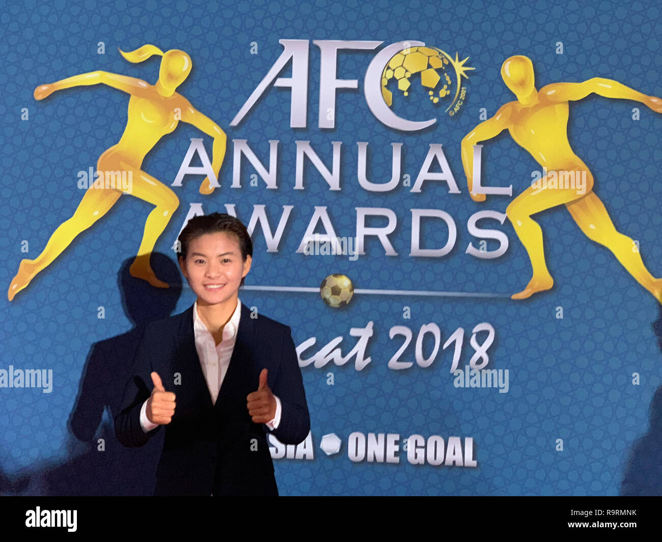 (181227) -- BEIJING, 27 décembre 2018 (Xinhua) -- Photo prise le 28 novembre 2018 illustre joueur de football chinois Wang Shuang posant avant la remise des Prix annuels de l'AFC 2018 à Muscat, Oman. Wang Shuang (femelle, 23) a été nommé joueur de l'AFC Les Femmes de l'année en novembre, devenant ainsi le quatrième joueur Chinois à remporter le prix. À l'AFC Women's Coupe asiatique, Wang a inscrit quatre buts pour aider la Chine à gagner une médaille de bronze. Elle a également dirigé l'acier Roses pour terminer finaliste au Jakarta Jeux Asiatiques. Wang s'est joint à la Division 1 Feminine club Paris Saint-Germain en août. (Xinhua) les 10 meilleures athlètes chinois 2018 Banque D'Images