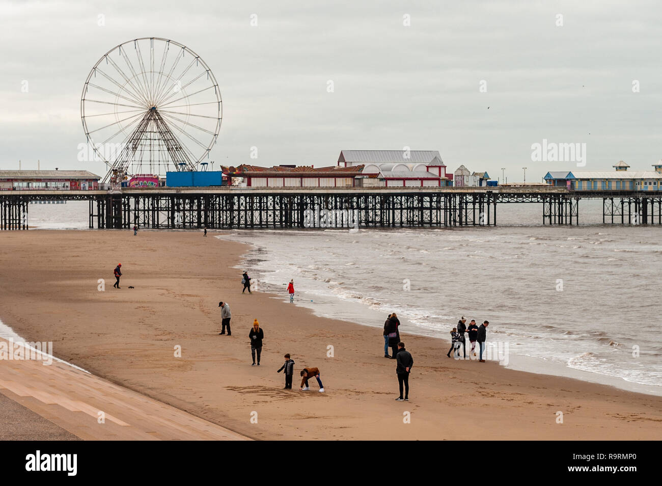 Blackpool, Royaume-Uni. Dec 27, 2018. En dépit de la journée étant couvert, froid et terne, beaucoup de touristes se trouvent sur la plage. La journée restera sec avec des températures de plus de 9° Celsius. Credit : Andy Gibson/Alamy Live News. Banque D'Images