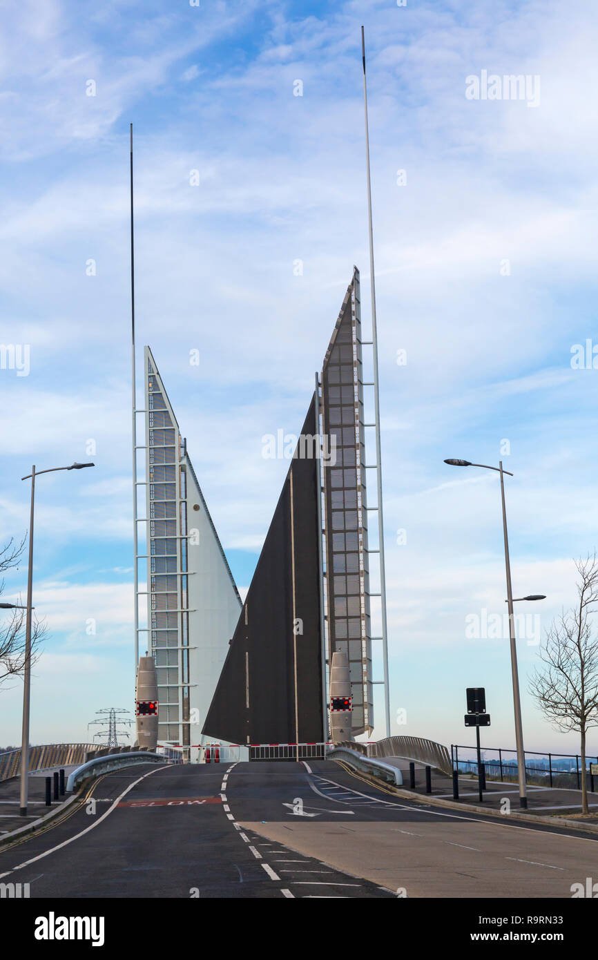 Poole, Dorset, UK. 27 décembre 2018. Poole's structure, double voiles pont, le premier pont de ce type à être construit dans le monde, un double pont basculant à feuilles, a été assailli de problèmes depuis son ouverture en 2012. Les voiles restent en place et la route fermée, de sorte que ceux qui envisagent de voyager entre Poole et Hamworthy/Upton ont à utiliser le vieux pont ou conduire le détour. Credit : Carolyn Jenkins/Alamy Live News Banque D'Images