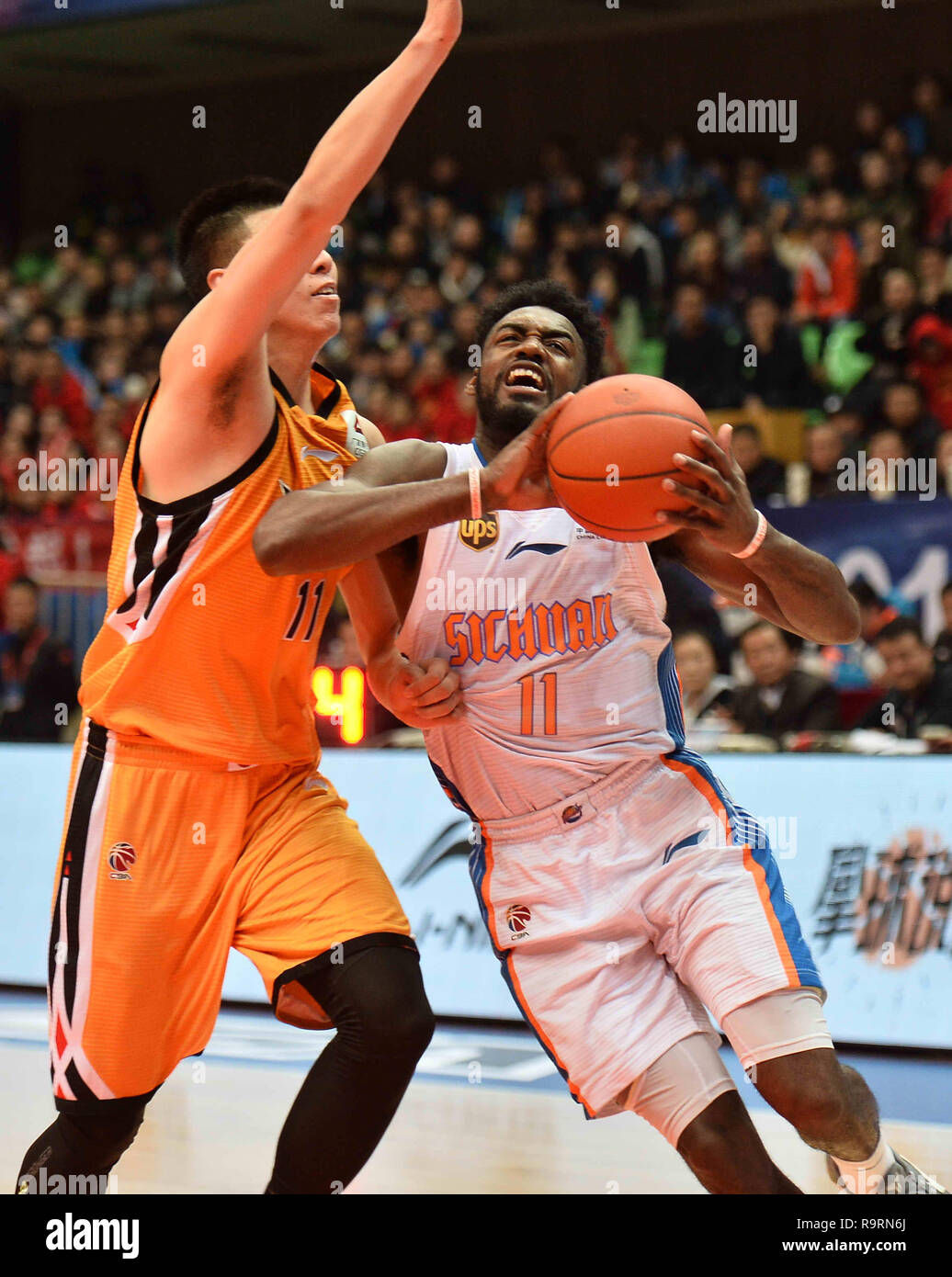 Chengdu, Chine. Dec 27, 2018. JAMAAL FRANKLIN de Sichuan Jinqiang durs pour le cerceau contre XING ZHIQIANG de Shanxi Zhongyu durant leur match de l'ABC à Chengdu, Chine. Shanxi Sichuan défait 103-95. Crédit : SIPA Asie/ZUMA/Alamy Fil Live News Banque D'Images