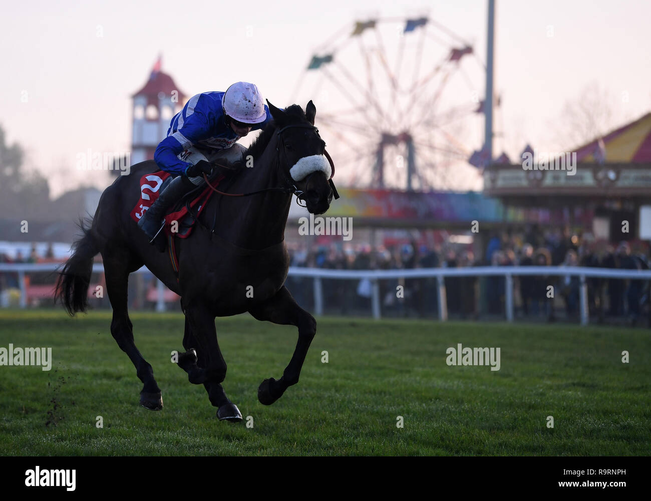 Hippodrome de Kempton Park, Sunbury-on-Thames, Royaume-Uni. Dec 27, 2018. 32Red Winter Festival courses de chevaux, jour 2 ; Adrien Du Pont monté par Cobden Harry sur le chemin de l'obtention de la cinquième race le handicap RedCom 32 Chase : Action Crédit Plus Sport/Alamy Live News Banque D'Images