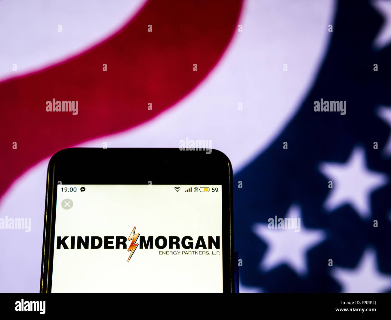 Kiev, Ukraine. Dec 19, 2018. Transport par pipeline de Kinder Morgan logo de l'entreprise de gaz naturel vu affichée sur un téléphone intelligent. Crédit : Igor Golovniov SOPA/Images/ZUMA/Alamy Fil Live News Banque D'Images