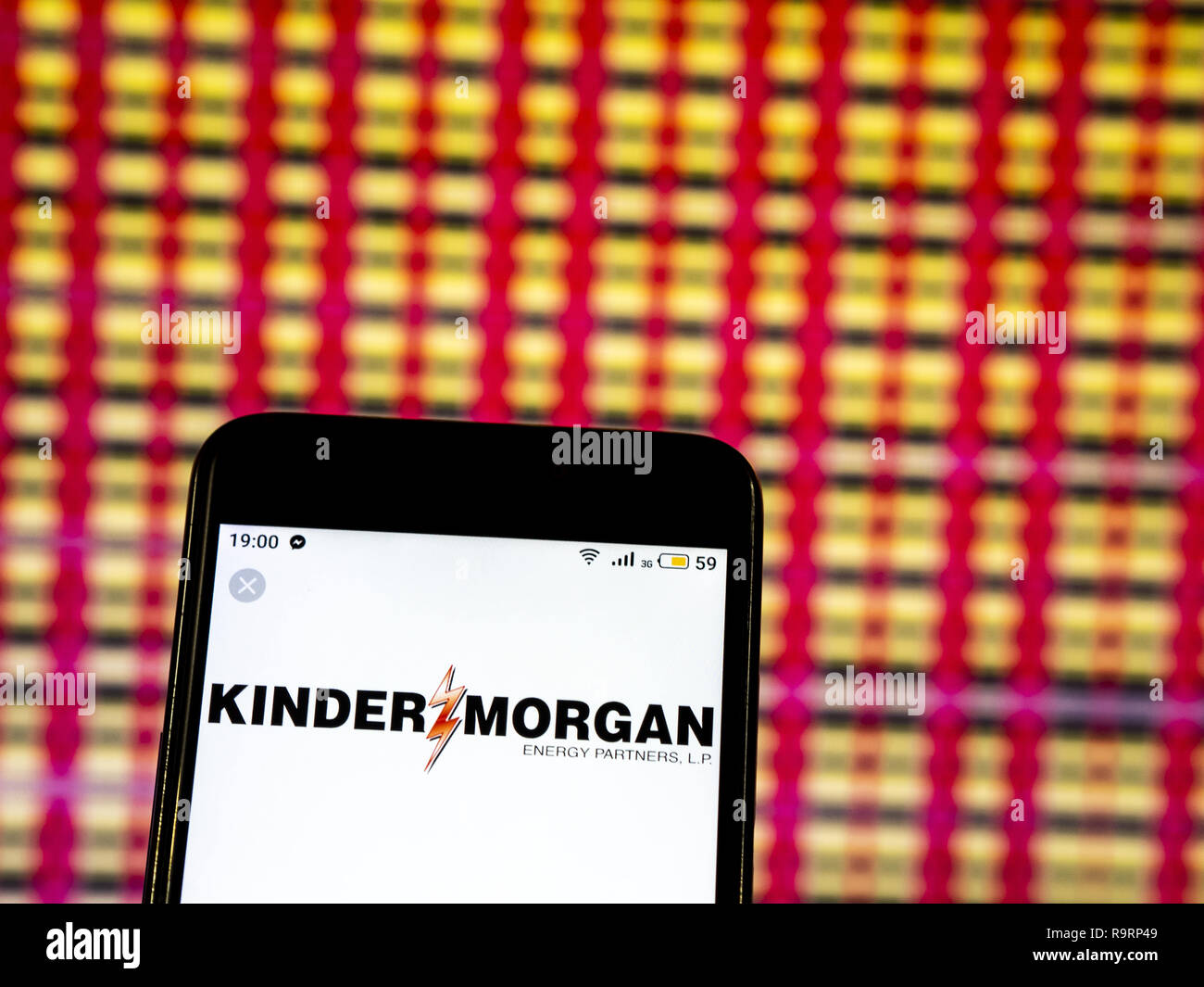 Kiev, Ukraine. Dec 19, 2018. Transport par pipeline de Kinder Morgan logo de l'entreprise de gaz naturel vu affichée sur un téléphone intelligent. Crédit : Igor Golovniov SOPA/Images/ZUMA/Alamy Fil Live News Banque D'Images