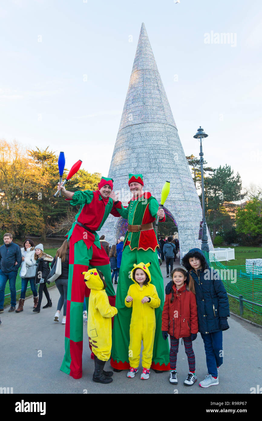 Bournemouth, Dorset, UK. Dec 27, 2018. Mes comment les elfes ont grandi ! Elfes sur pilotis errer autour de jardins de Bournemouth - Bournemouth Wonderland par l'arbre de Noël. Credit : Carolyn Jenkins/Alamy Live News Banque D'Images