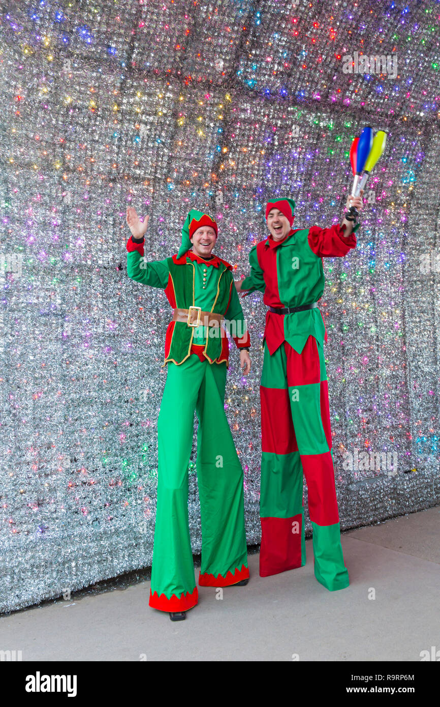 Bournemouth, Dorset, UK. Dec 27, 2018. Mes comment les elfes ont grandi ! Elfes sur pilotis errer autour de jardins de Bournemouth Bournemouth Wonderland - à l'intérieur de l'arbre de Noël. Credit : Carolyn Jenkins/Alamy Live News Banque D'Images