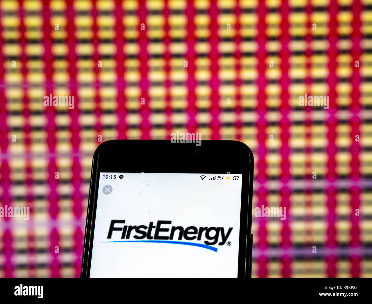 Kiev, Ukraine. Dec 19, 2018. FirstEnergy Electric services logo de l'entreprise vu affichée sur un téléphone intelligent. Crédit : Igor Golovniov SOPA/Images/ZUMA/Alamy Fil Live News Banque D'Images