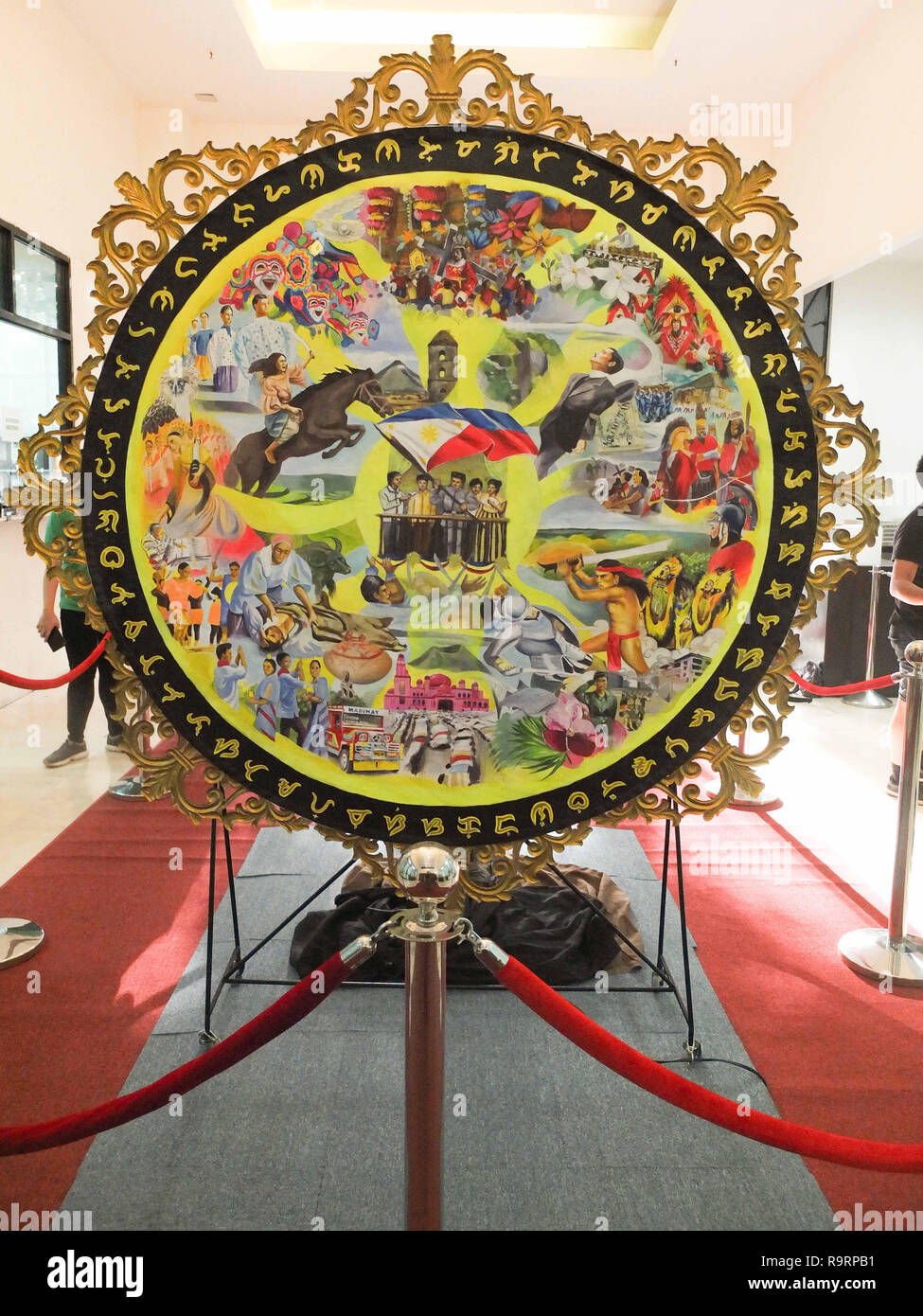 Manille, Philippines. 18 mars, 2012. L'arrière de l'ruméko dispose d''une fresque inspirée par le style de l'artiste Carlos 'national'' Botong Francisco, illustrant les événements dans l'histoire Philippine. Encerclant la murale sont les paroles de l'hymne national des Philippines, écrit en Baybayin. Credit : Josefiel Rivera SOPA/Images/ZUMA/Alamy Fil Live News Banque D'Images
