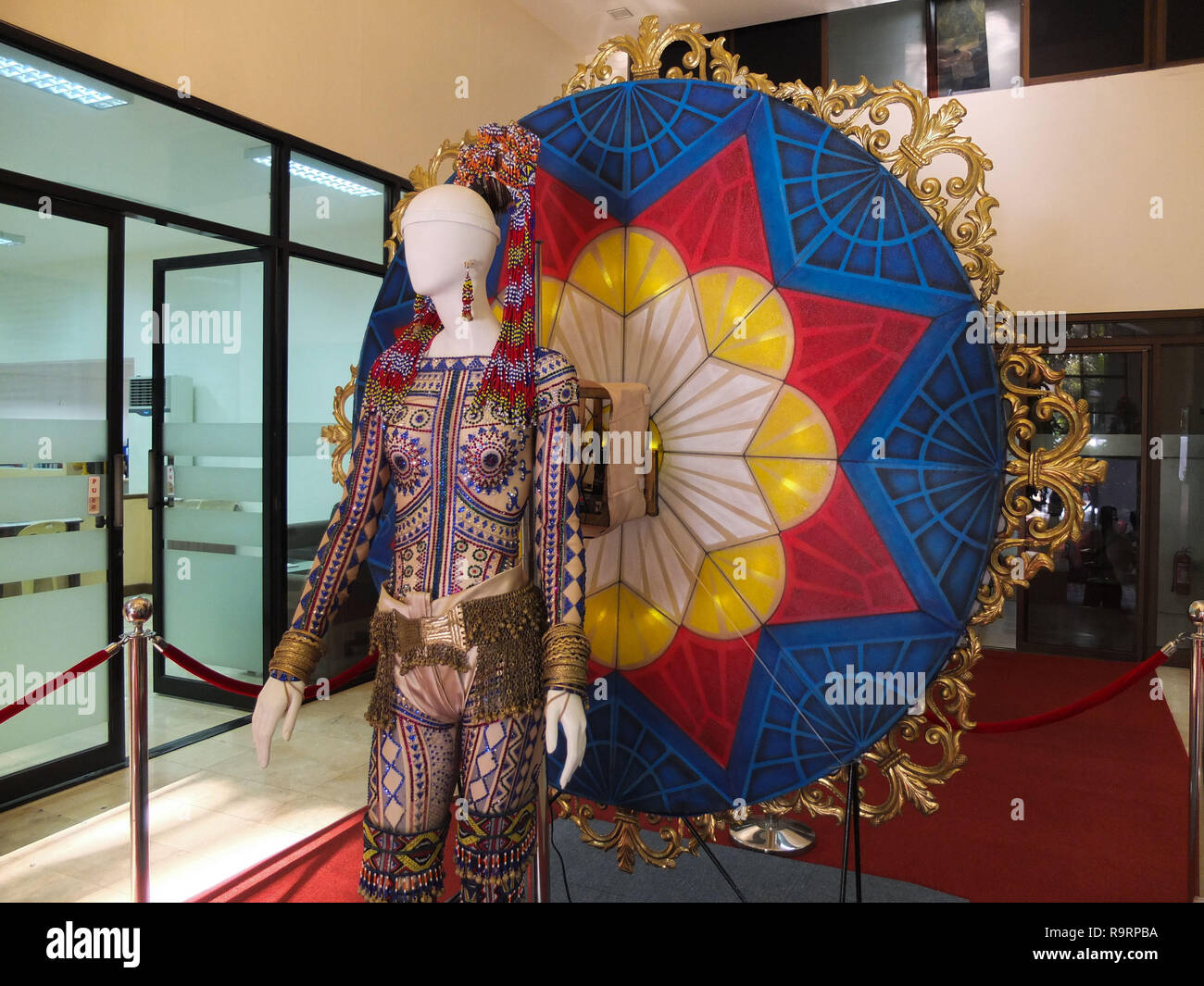 Manille, Philippines. 18 mars, 2012. Miss Univers 2018 Catriona Gray's Costume National ensemble avec le Jearson Demavivas ruméko conçu par, avec l'équipe d'artistes, designers et un expert historique. Credit : Josefiel Rivera SOPA/Images/ZUMA/Alamy Fil Live News Banque D'Images