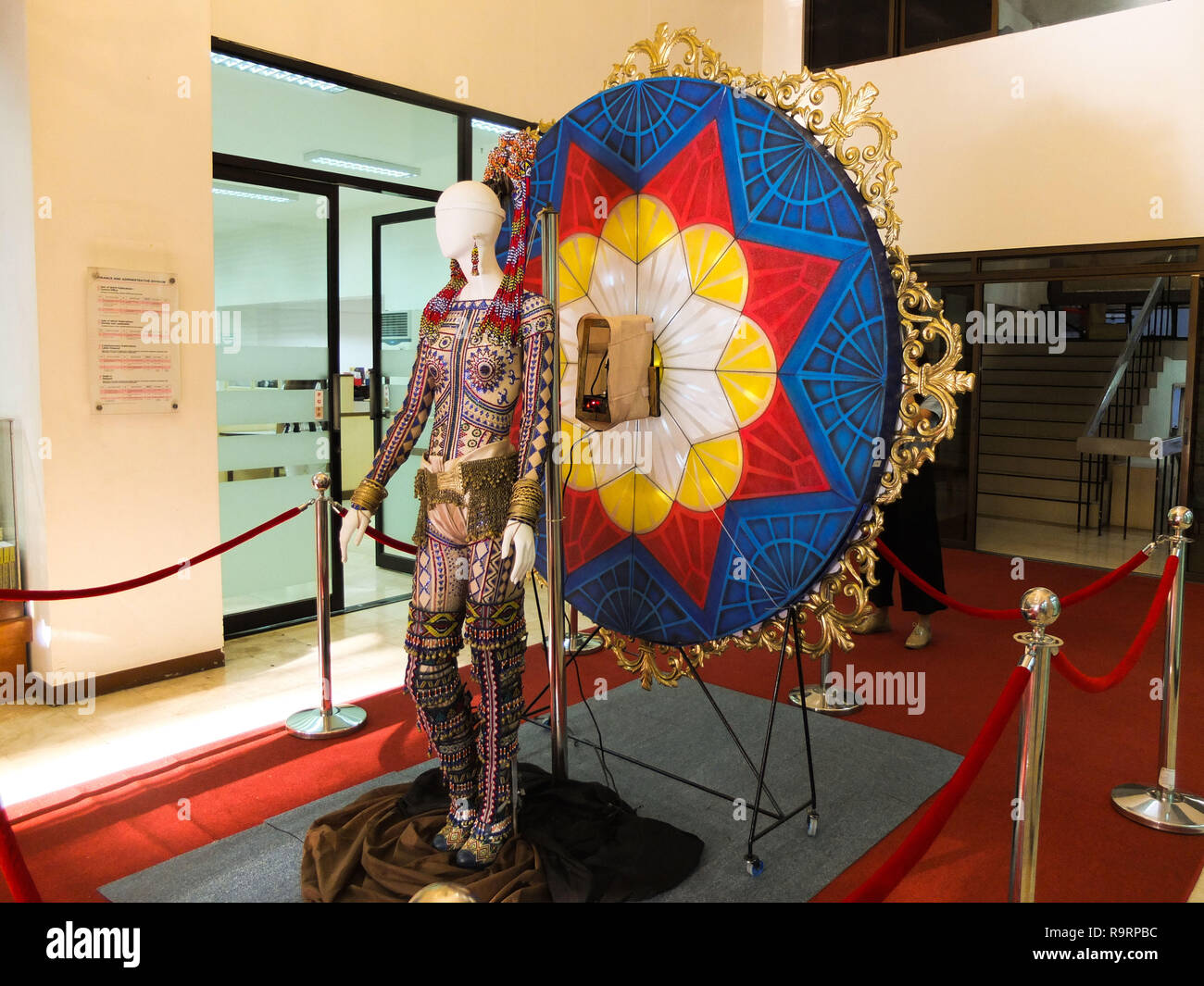Manille, Philippines. 18 mars, 2012. Miss Univers 2018 Catriona Gray's Costume National ensemble avec le Jearson Demavivas ruméko conçu par, avec l'équipe d'artistes, designers et un expert historique. Credit : Josefiel Rivera SOPA/Images/ZUMA/Alamy Fil Live News Banque D'Images