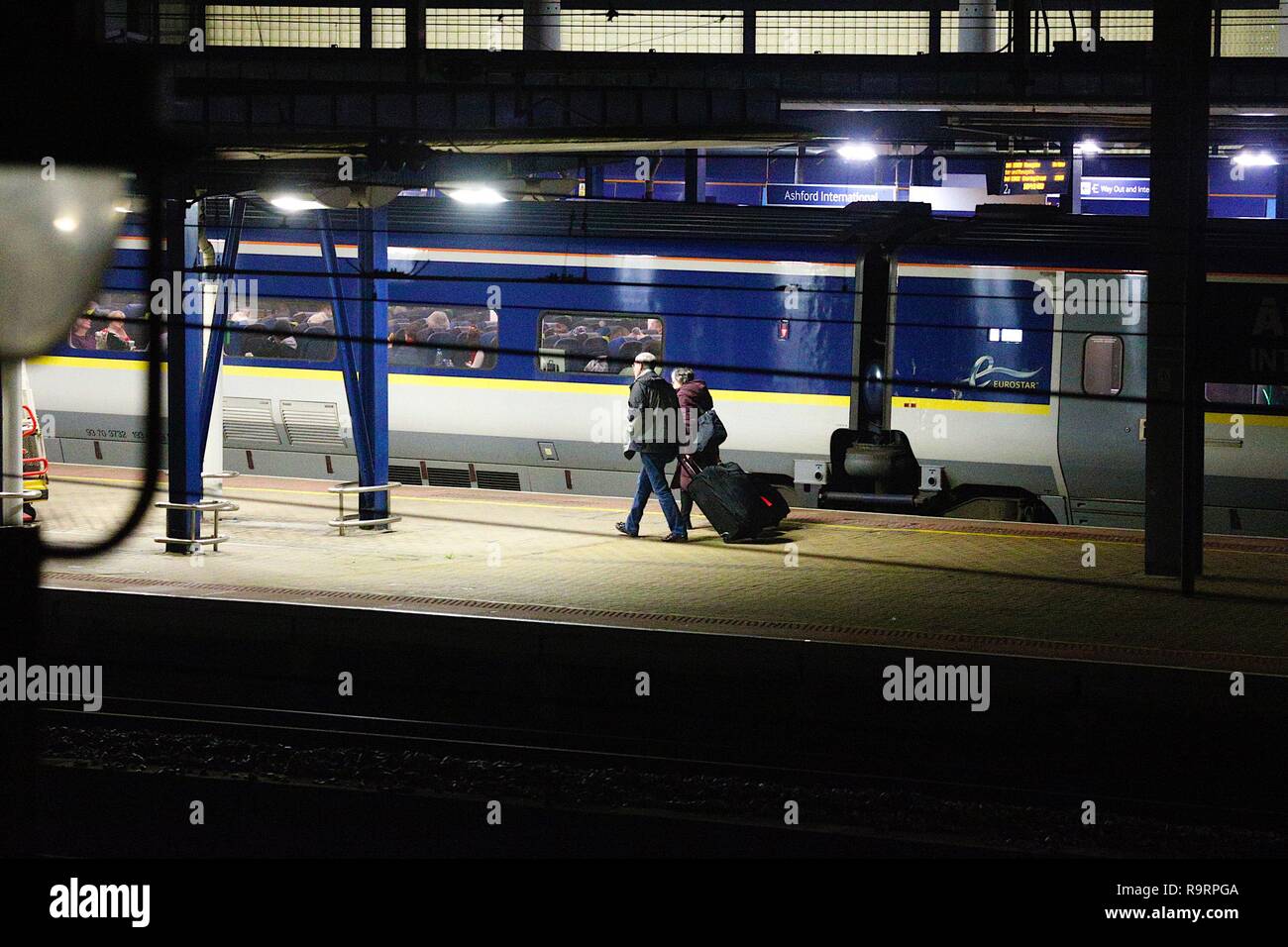 Ashford, Kent, UK. 27 déc, 2018. Météo France : Le Met Office a émis une alerte météo jaune pour le brouillard dans le sud-est et met en garde contre tout retard pour les services de bus et de train. Les passagers descendre d'un train eurostar à Ashford, Kent. © Paul Lawrenson, 2018 Crédit photo : Paul Lawrenson / Alamy Live News Banque D'Images