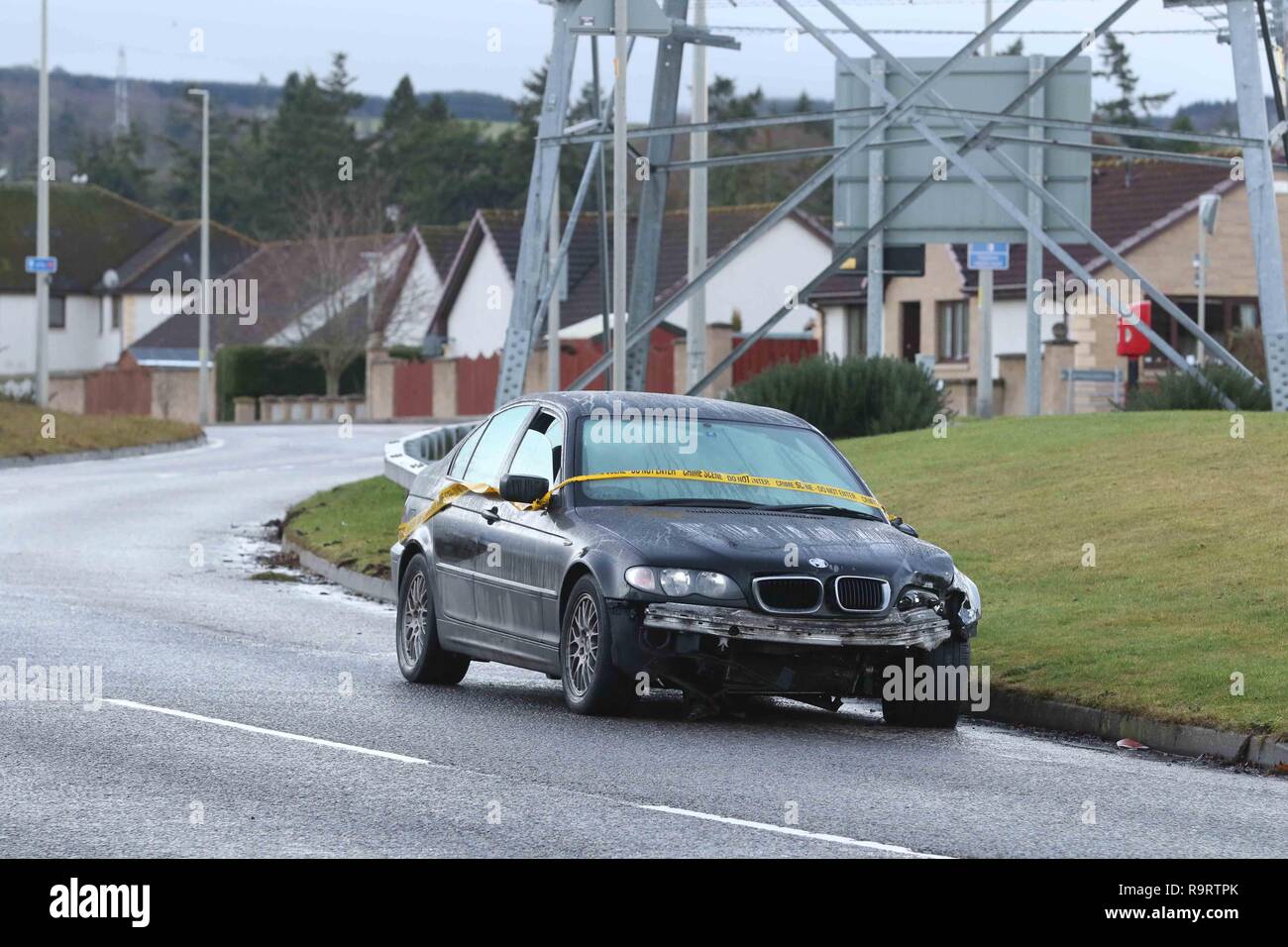 Inverness, Scotland, UK. 28 décembre 2018. La Police à Inverness essaient de retrouver le conducteur d'une BMW noire qui a été impliqué dans une collision à un seul véhicule à Noël. Le véhicule abandonné a été signalée à la police le lendemain de Noël et était encore in situ sur Essich Road deux jours plus tard avec bande enroulée autour de la scène du crime. Il y a des dommages substantiels à l'avant du véhicule et la face visible, rétroviseurs et la vitre conducteur est partiellement ouverte. Photo Credit : Andrew Smith/Alamy Live News Banque D'Images