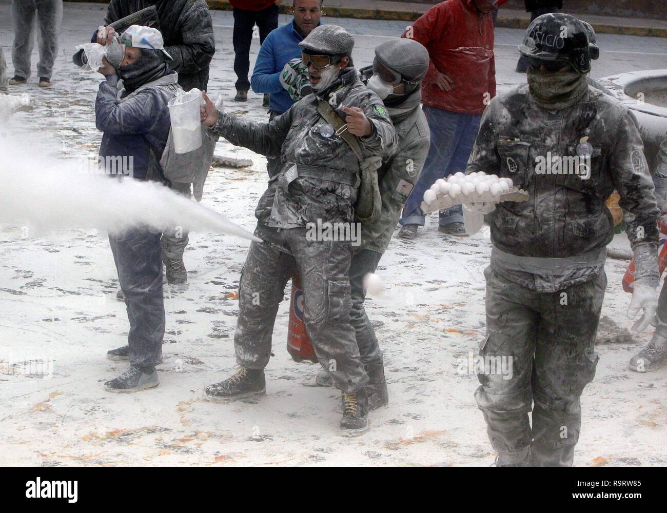 L Ibi Espagne 28 Dec 2018 Les Gens Apprecient L Evenement D Hiver Traditionnel Els Enfarinats Bataille Dans L Ici Valencia Espagne 28 Decembre 2018 Les Armes Admis Au Cours De Cette Bataille Sont La Farine