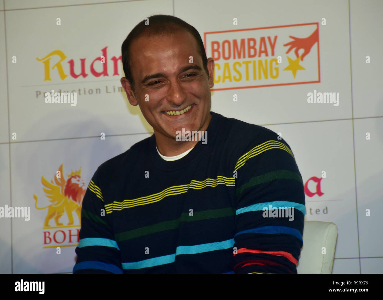 Acteur Akshaye Khanna, vu au cours de la bande-annonce de lancement prochain drame politique film 'Le premier ministre accidentelle' à PVR, Juhu à Mumbai. Le film est basé sur l'ouvrage éponyme de l'ancien Premier Ministre, M. Manmohan Singh's media advisor Sanjaya Baru. Banque D'Images