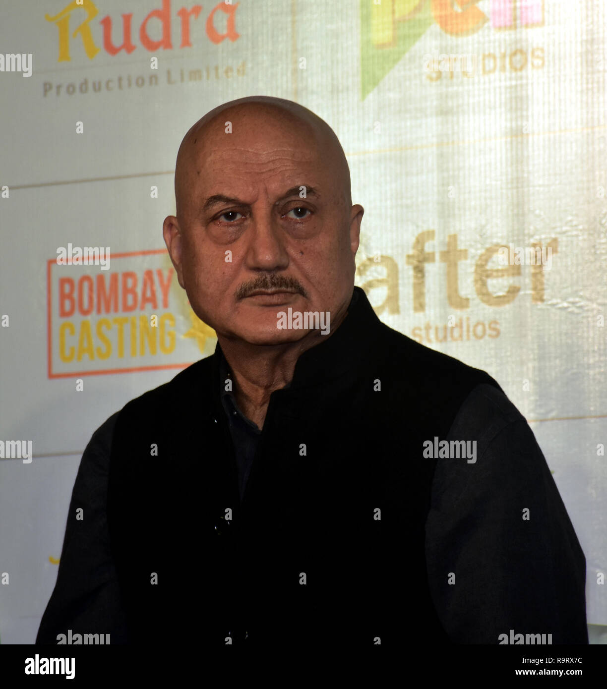Acteur Anupam Kher, vu au cours de la bande-annonce de lancement prochain drame politique film 'Le premier ministre accidentelle' à PVR, Juhu à Mumbai. Le film est basé sur l'ouvrage éponyme de l'ancien Premier Ministre, M. Manmohan Singh's media advisor Sanjaya Baru. Banque D'Images