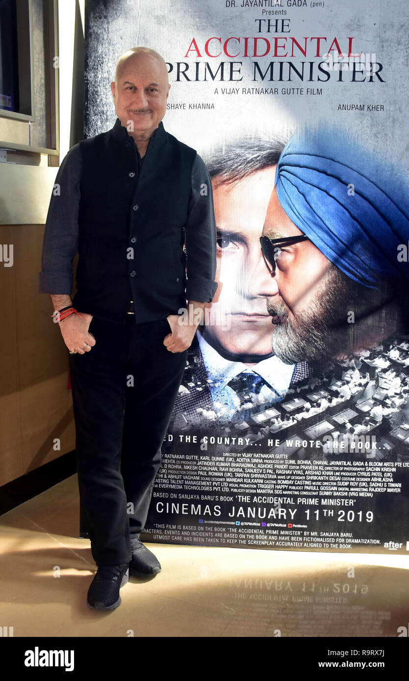 Acteur Anupam Kher, vu au cours de la bande-annonce de lancement prochain drame politique film 'Le premier ministre accidentelle' à PVR, Juhu à Mumbai. Le film est basé sur l'ouvrage éponyme de l'ancien Premier Ministre, M. Manmohan Singh's media advisor Sanjaya Baru. Banque D'Images